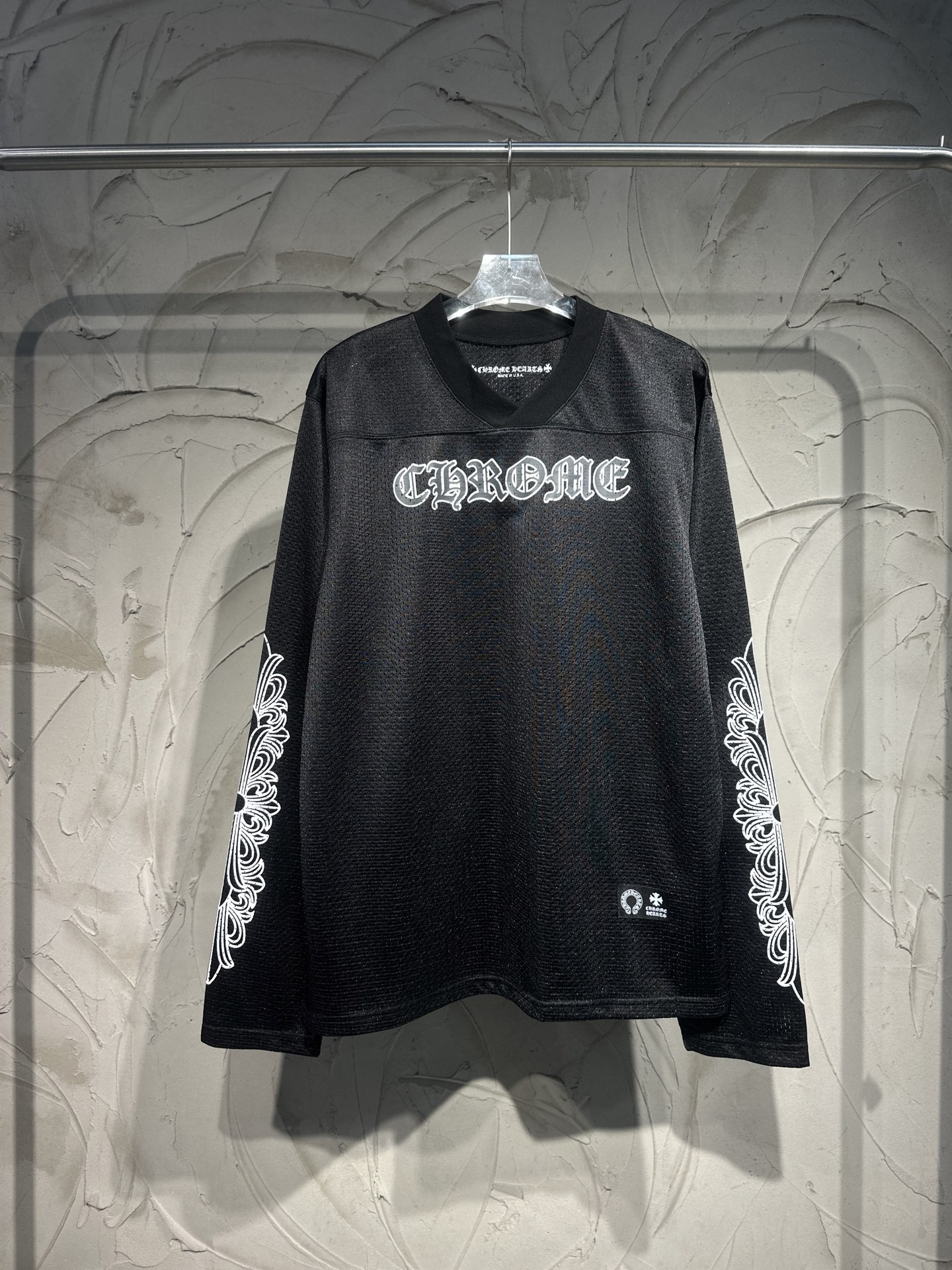 120💰

Chrome Hears 克罗心新款新配色白色最新短袖网眼棒球服千眼涂鸦冰球短袖 丝滑T恤夏天穿很凉爽 字母印花图案克罗心这一季单品超级好看 百搭 克罗心最新联名款专柜正品同步 定染面料 男女同款 宽松版型 落肩宽
白色 黑色
尺码 S M L