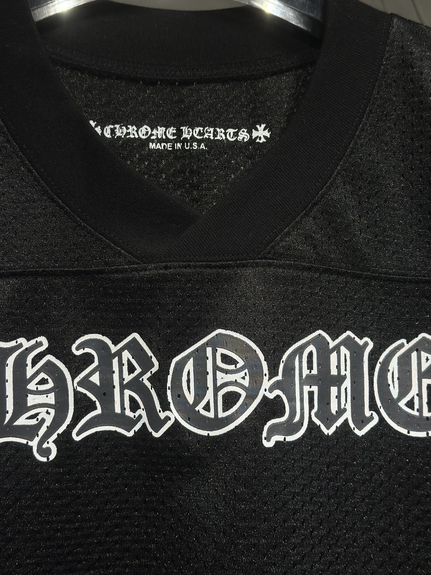 120💰

Chrome Hears 克罗心新款新配色白色最新短袖网眼棒球服千眼涂鸦冰球短袖 丝滑T恤夏天穿很凉爽 字母印花图案克罗心这一季单品超级好看 百搭 克罗心最新联名款专柜正品同步 定染面料 男女同款 宽松版型 落肩宽
白色 黑色
尺码 S M L