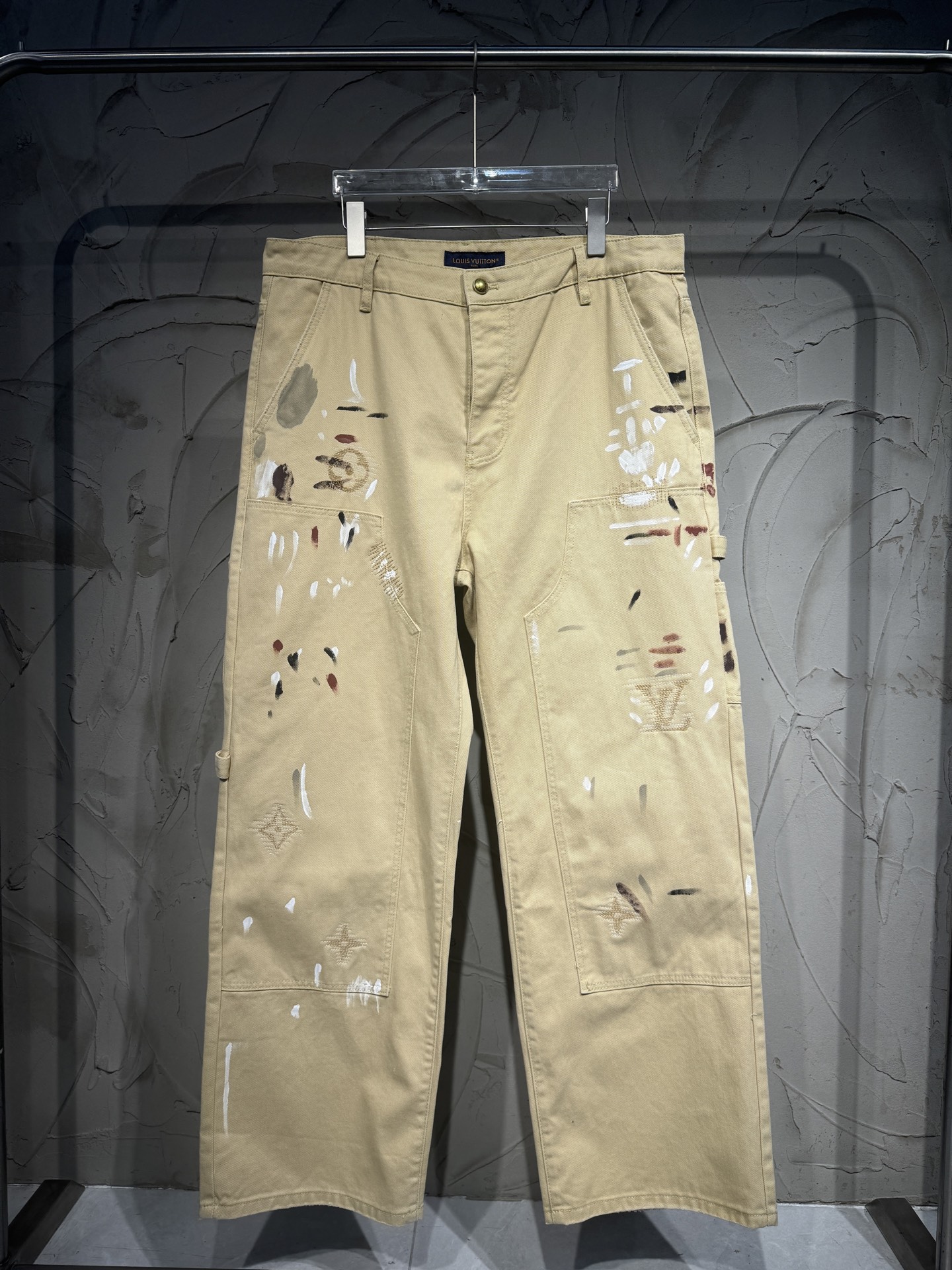 P180 LOUIS VUITTON FW26 Pantalones de trabajo largos con pintura de salpicaduras hecha a mano, bordado lavado. Estos pa…