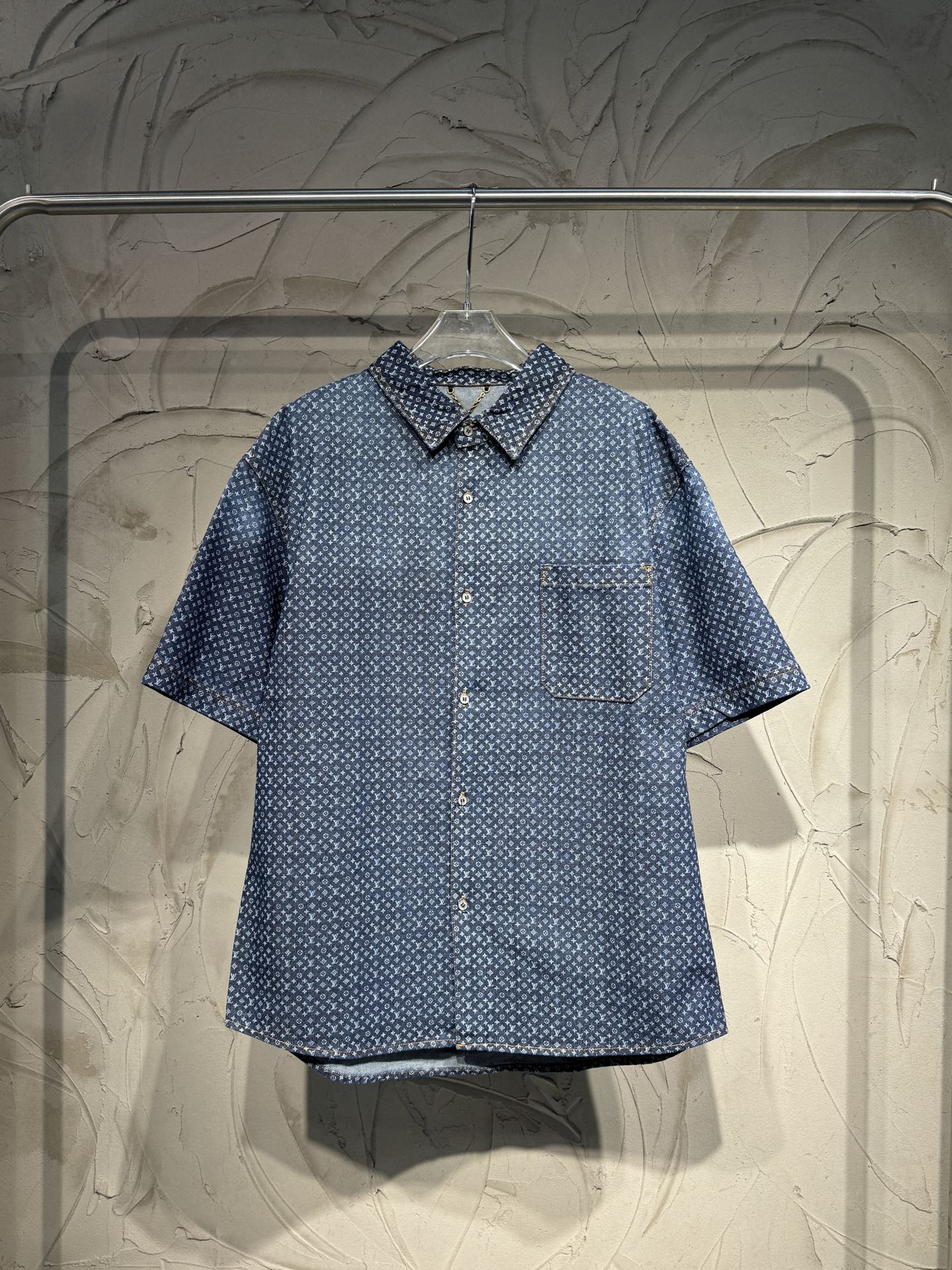 P160 LOUIS VUITTON FW26 Camisa vaquera de manga corta con cuello vuelto y estampado de letras pequeñas, chaqueta. Color…
