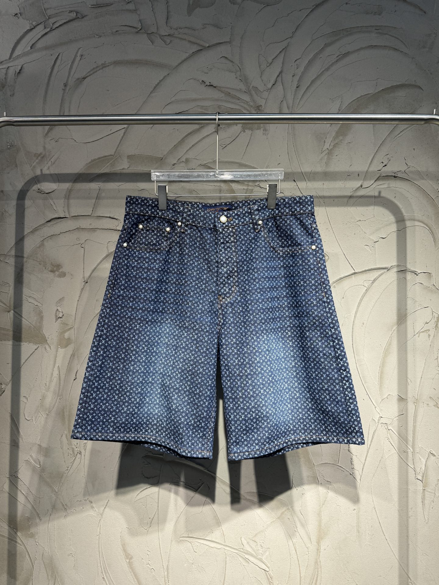 P150 LOUIS VUITTON FW26 Pantalones cortos vaqueros de cinco centímetros con estampado de letras pequeñas. Color: azul. …