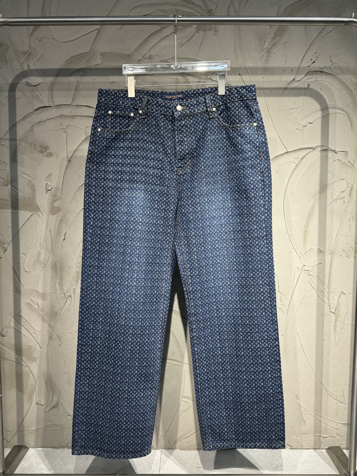 P160 LOUIS VUITTON FW26 Colección Otoño/Invierno, pantalones vaqueros largos con estampado de letras pequeñas. Color: a…