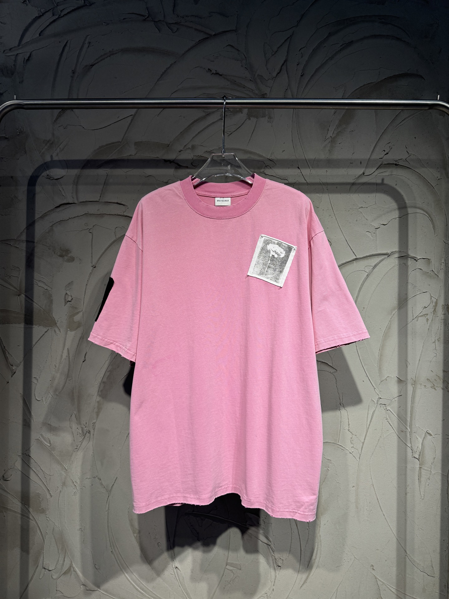 P110 Balenciaga Sakura Pink Rose Patch Destroyed Short Sleeves ✨ ¡Quién puede resistirse a este suave y fresco Balencia…