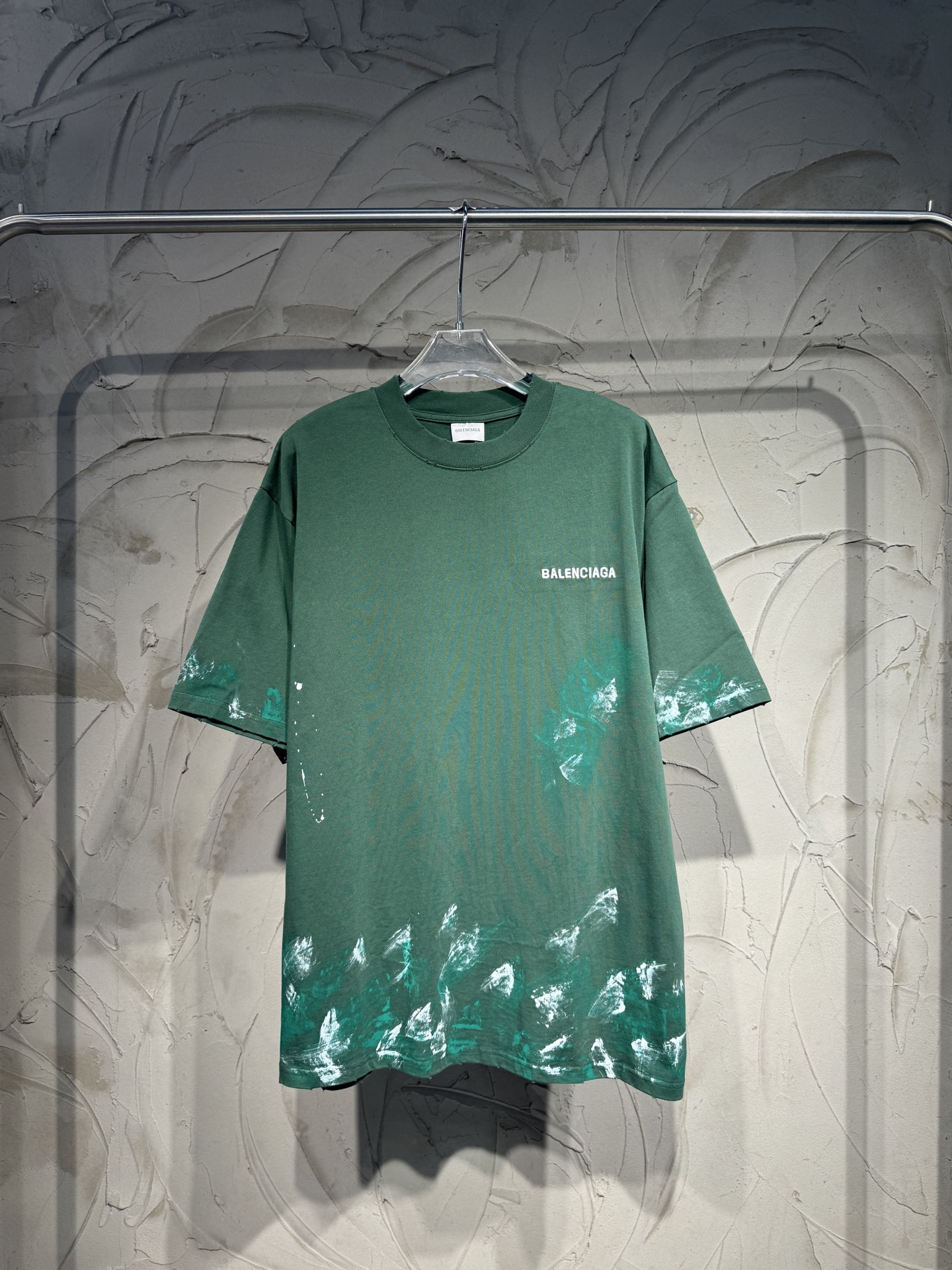 P105 Balenciaga manga corta desgastada y salpicada de pintura verde oscuro 🍃 ¡Verde bosque con una atmósfera completa!…