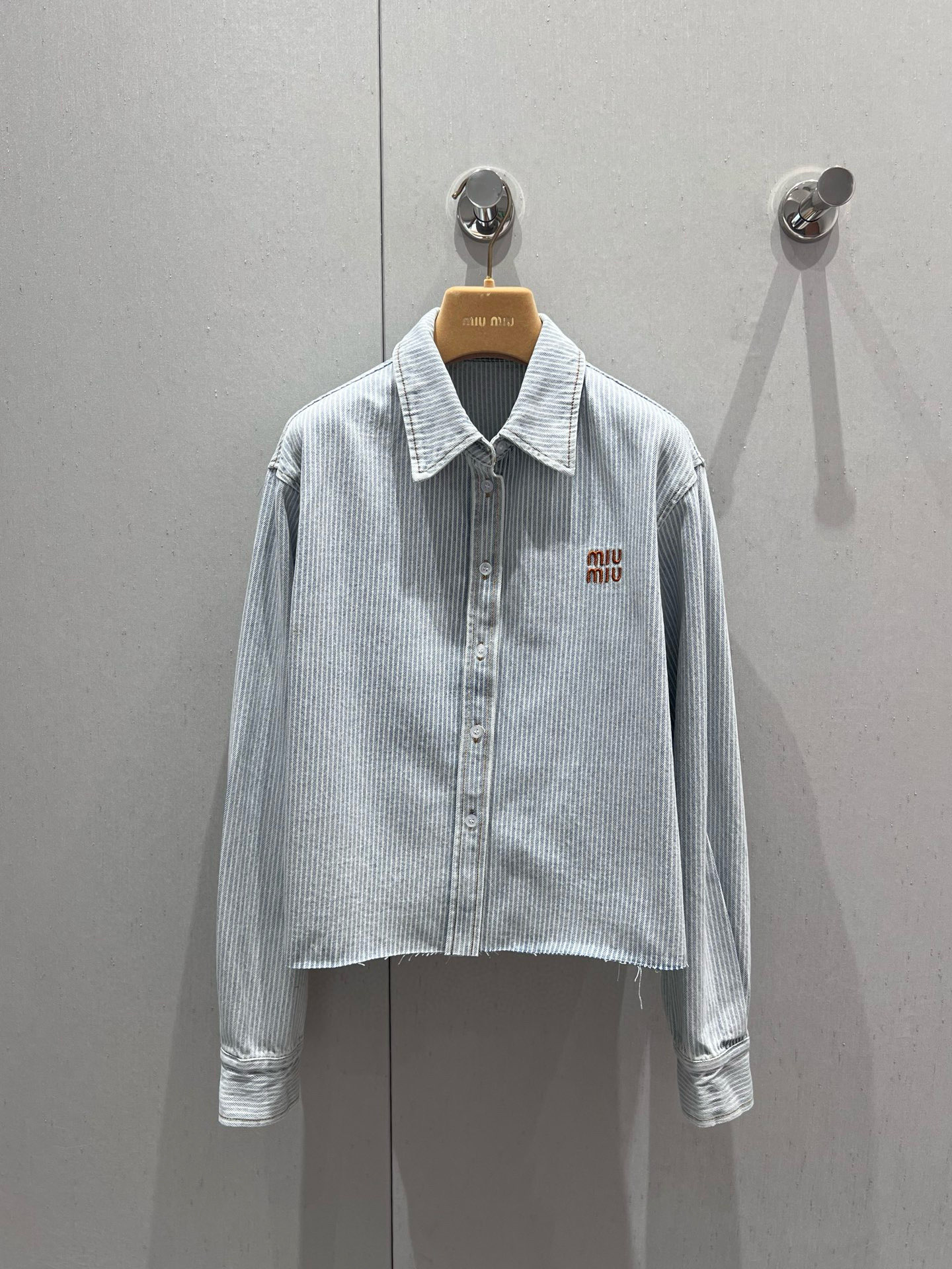 NO:409986,Shirt Shorts support replacement Miumi* 25Ss spring and summer new style Light-colored wash striped denim short shirt + shorts丨Exclusive high-end production!  The burr wash process is absolutely amazing!  The brown embroidered letter logo is low-key and luxurious, the original customized colored woven stripes imported washing cowboy has a soft and delicate texture. The loose and short style makes the upper body look slim!  It is sweet and salty, and has a girlish style that reduces age. It is versatile and not picky!  Workmanship quality depends on the details. S/M/L real photos of S/M/L are sold in stock, miumiu, shorts, shirts, alexander wang19860909衬衫 短裤支持换款 Miumi* 25Ss春夏新款 浅色水洗条纹牛仔短款衬衫+短裤丨独家高版出品！毛边洗水工艺绝绝子！棕色刺绣字母logo低调奢华,原版定制色织条纹进口洗水牛仔柔软细腻质感超赞.宽松小短款版型上身巨显瘦！可甜可盐气质减龄少女风百搭不挑人！做工品质看细节.现货发售S/M/L实拍细节图,,miumiu,shorts,shirts,alexander wang,Women's clothing