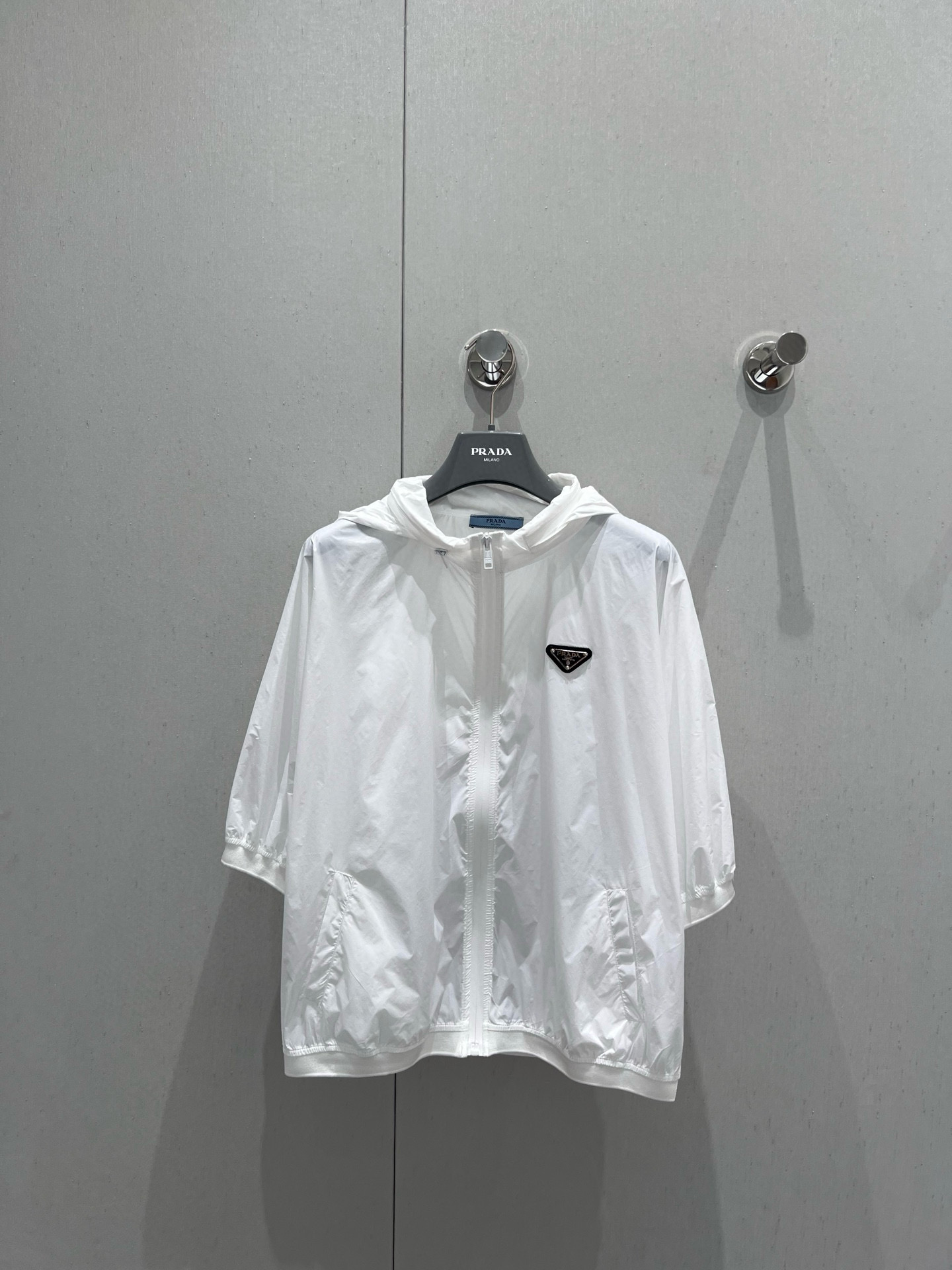 NO:417347,Support replacement Prad* 25SS spring and summer new model hooded triangle coat shorts sun protection set | Exclusive yb development!  High-end production!  Classic black and white series is simple and full of high-end feeling, comfortable, light and breathable, and awesome sun protection that will not be stuffy in summer. Hooded jacket with high-waisted elastic shorts, age-reducing and youthful and energetic. On sale in stock S/M/L Real-life details, prada, shorts, jackets & coats,hats,alexander wang19860909支持换款 Prad* 25SS春夏新款 连帽三角标外套短裤防晒套装丨独家yb开发！高版出品！ 经典黑白色系简约又充满高级感上身舒适轻薄透气 夏日不会闷热的超赞防晒 连帽外套搭配高腰松紧小短裤 减龄又富有青春活力 现货发售 S/M/L 实拍细节图,,prada,shorts,jackets & coats,hats,alexander wang,Women's clothing