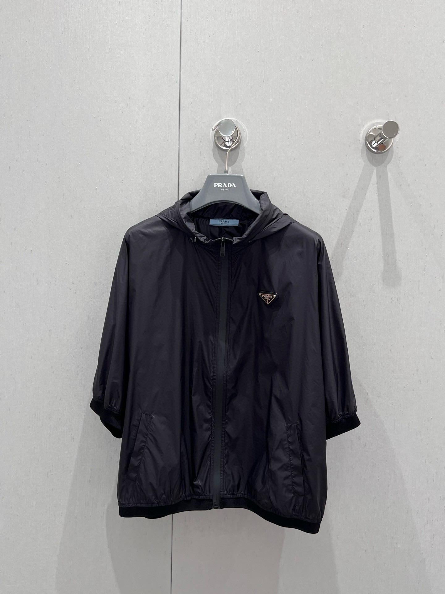 NO:417363,Support replacement Prad* 25SS spring and summer new model hooded triangle coat shorts sun protection set | Exclusive yb development!  High-end production!  Classic black and white series is simple and full of high-end feeling, comfortable, light and breathable, and awesome sun protection that will not be stuffy in summer. Hooded jacket with high-waisted elastic shorts, age-reducing and youthful and energetic. On sale in stock. S/M/L real-life details pictures, prada, shorts, jackets & coats,hats,alexander wang19860909支持换款 Prad* 25SS春夏新款 连帽三角标外套短裤防晒套装丨独家yb开发！高版出品！ 经典黑白色系简约又充满高级感上身舒适轻薄透气 夏日不会闷热的超赞防晒 连帽外套搭配高腰松紧小短裤 减龄又富有青春活力 现货发售 S/M/L实拍细节图,,prada,shorts,jackets & coats,hats,alexander wang,Women's clothing