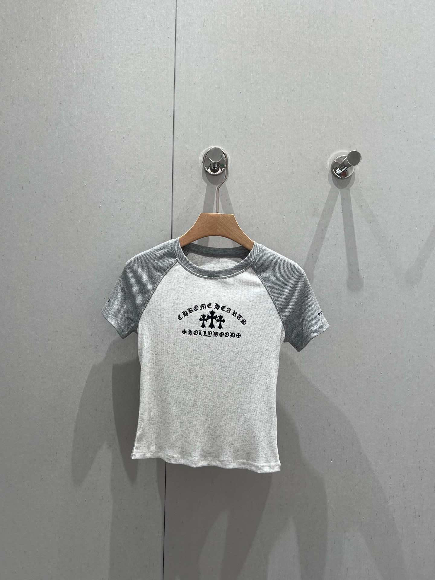 NO:333609,Support replacement Chrome Hea*ts 25Ss spring and summer new Sanskrit printed short short-sleeved T-shirt   drawstring wide-leg pants set | Exclusive high-end production!  A perfect hot girl style! The impact of the visual effect is a visual feeling at first sight. The T-shirt sleeves are intimate and have a very good inclusive look. Who can not love it if you look slim and versatile!  Fashionable essence must be included and strong inclusive and not picky about body shape~ unique personality and fashionable styles will not be matched when you go out. Whoever wears them looks good!  Custom fabrics Highly recommended!  Get it now!  S/M/L real photos of S/M/L on spot sale, chrome hearts, T-shirt, tees, t-shirt, alexander wang19860909支持换款 Chrome Hea*ts 25Ss春夏新款 梵文印花短款短袖T恤 抽绳阔腿裤套装丨独家高版出品！一套妥妥的辣妹风!冲击视觉效果一眼心动的即视感 T恤袖贴身设计 包容性超好 显瘦百搭谁能不爱！时髦精必收包容性强不挑身材～个性独特又时髦出街不撞款 谁穿谁好看 ！定制面料 强烈推荐！赶紧入手吧！现货发售S/M/L实拍细节图,,chrome hearts,T-shirt,tees，t-shirt,alexander wang,Women's clothing