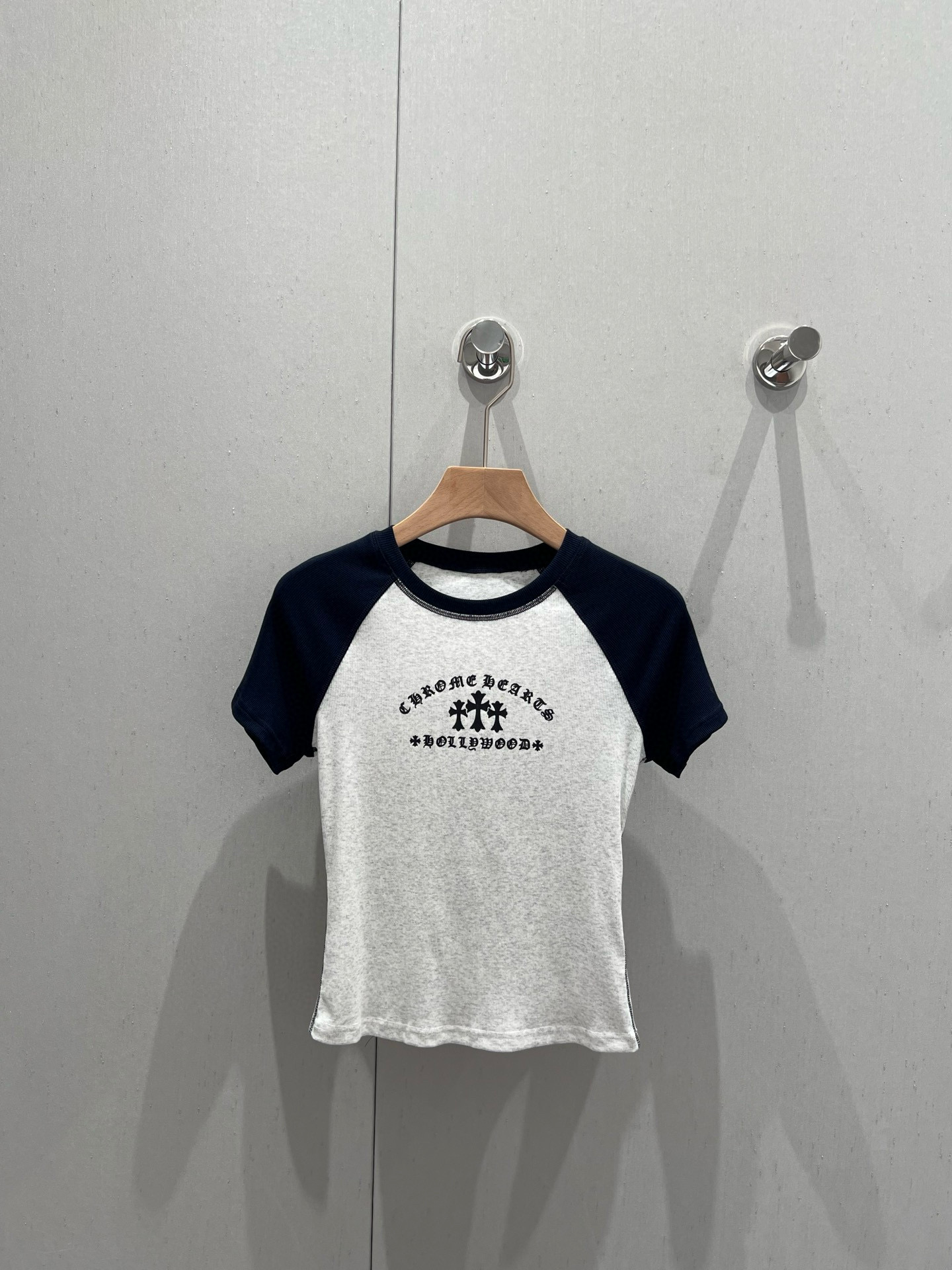 NO:333615,Support replacement Chrome Hea*ts 25Ss spring and summer new Sanskrit printed short short-sleeved T-shirt   drawstring wide-leg pants set | Exclusive high-end production!  A perfect hot girl style! The impact of the visual effect is a visual feeling at first sight. The T-shirt sleeves are intimate and have a very good inclusive look. Who can not love it if you look slim and versatile!  Fashionable essence must be included and strong inclusive and not picky about body shape~ unique personality and fashionable styles will not be matched when you go out. Whoever wears them looks good!  Custom fabrics Highly recommended!  Get it now!  S/M/L real photos of S/M/L on spot sale, chrome hearts, T-shirt, tees, t-shirt, alexander wang19860909支持换款 Chrome Hea*ts 25Ss春夏新款 梵文印花短款短袖T恤 抽绳阔腿裤套装丨独家高版出品！一套妥妥的辣妹风!冲击视觉效果一眼心动的即视感 T恤袖贴身设计 包容性超好 显瘦百搭谁能不爱！时髦精必收包容性强不挑身材～个性独特又时髦出街不撞款 谁穿谁好看 ！定制面料 强烈推荐！赶紧入手吧！现货发售S/M/L实拍细节图,,chrome hearts,T-shirt,tees，t-shirt,alexander wang,Women's clothing