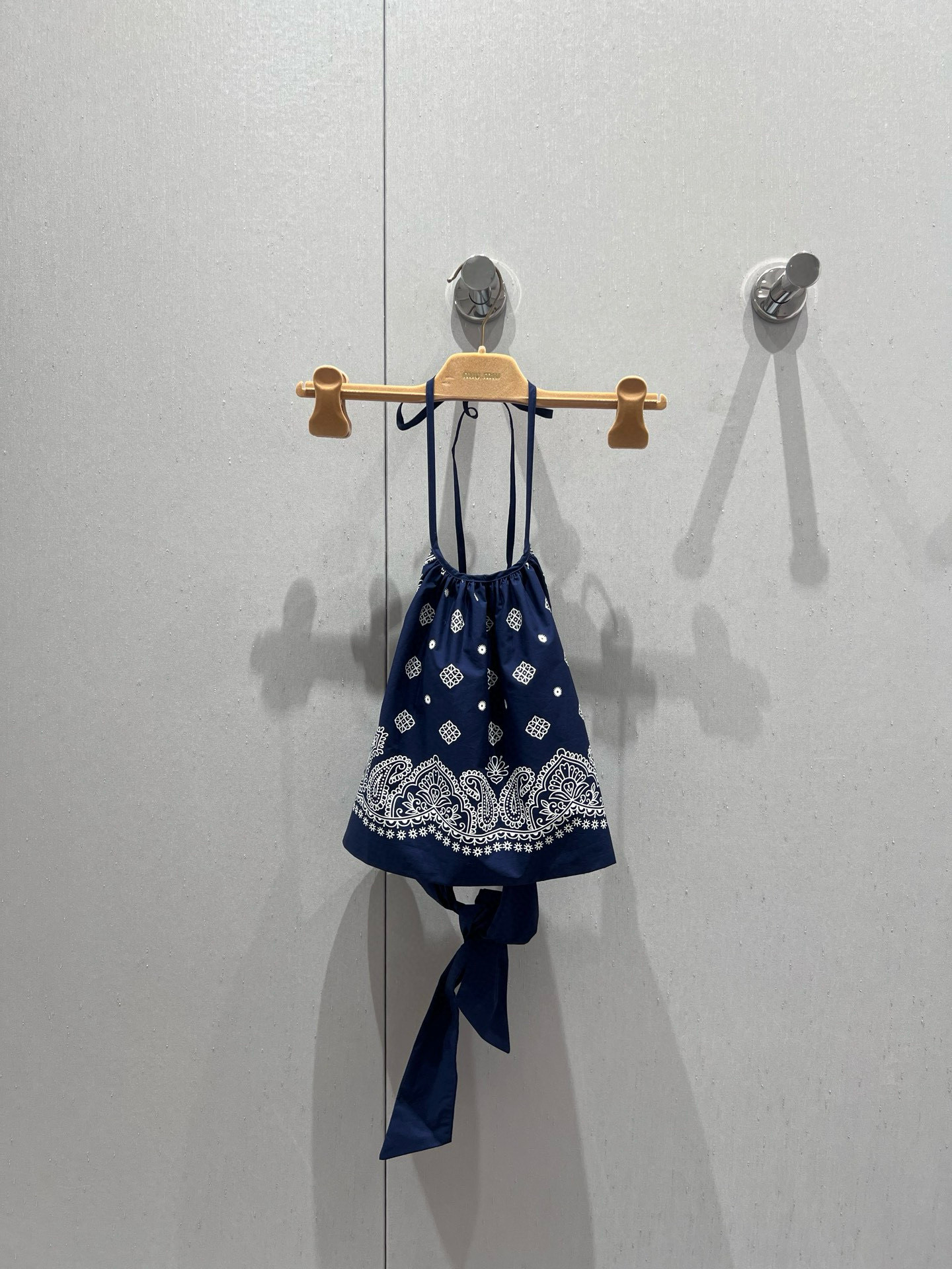 NO:334147,Support replacement MiuMi* 25Ss spring and summer new style, vacation style, backless suspender strap with a miniskirt suit | Exclusive yb development!  High-end production!  Fully positioned printed patterns full of summer atmosphere!  Custom imported pure cotton fabric has a great texture. A set of matching styles makes the upper body look slim!  It is sweet or salty and has a versatile temperament that is not picky!  Workmanship quality depends on the details. S/M/L real photos of S/M/L are sold in stock, miumiu, skirts, alexander wang19860909支持换款 MiuMi* 25Ss春夏新款 度假风气质露背小吊带搭配超短半裙套装丨独家yb开发！高版出品！全定位印花图案满满的夏日气息！定制进口纯棉面料质感超赞.一套搭配版型上身巨显瘦！可甜可盐气质百搭不挑人！做工品质看细节.现货发售S/M/L实拍细节图,,miumiu,skirts,alexander wang,Women's clothing