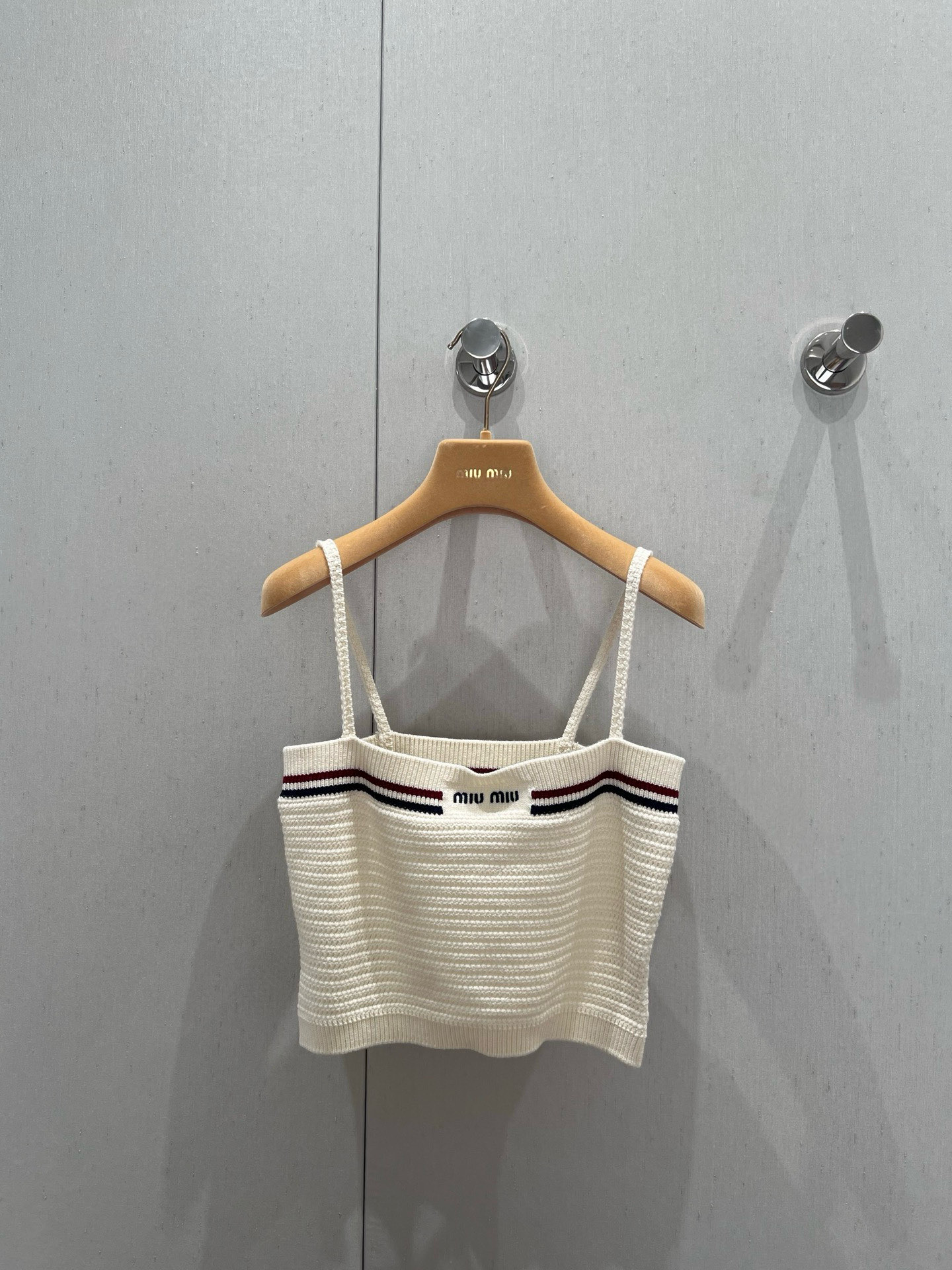 NO:413492,Slings support replacement Miumi* 25Ss spring and summer new model Micro-label knitted slings | Exclusive yb development!  High-end production!  Customized yarn replica 1:1, classic contrasting stripes and brand logo embroidery embellishment, highlighting the fashion sense of the big brand, elastic knitted short skirt, fits the hip shape but is not tight, soft, skin-friendly and breathable, age-reducing fashion is not picky. S/M/L real photos are available in stock, miumiu, skirts, alexander wang19860909吊带 半裙支持换款 Miumi* 25Ss春夏新款 微标针织吊带半裙丨独家yb开发！高版出品！定制纱线复刻1:1,经典的撞色条纹与品牌Logo刺绣图案点缀 彰显大牌的时尚感,弹力针织短裙,贴合臀型却不紧绷,柔软亲肤透气,减龄时尚不挑人 现货发售S/M/L实拍细节图,,miumiu,skirts,alexander wang,Women's clothing