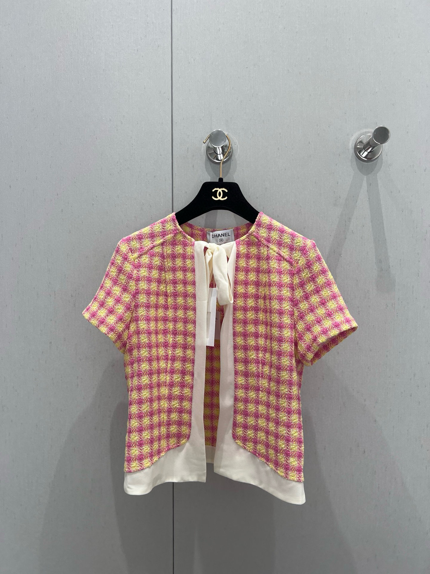 NO:414512,Skirt, jacket supports replacement, Miumi* 25Ss spring and summer new style, pink and yellow plaid blended tweed bow short-sleeved jacket skirt set | Exclusive high-end production!  High-end custom knitted fabric, three-dimensional texture full of exquisite French style, yellow plaid dopamine color, skirt buckle slit design (skirt with inner wear) sweet, cute, gentle and yet high-end, simply beautiful to the point of foul Jennie Cheng Xiao's same style, taken separately, S/M/L real-life details pictures on sale, miumiu, skirts, jackets & coats, T-shirt, alexander wang19860909半裙 外套支持换款 Miumi* 25Ss春夏新款 粉黄格子混纺粗花呢蝴蝶结短袖外套半裙套装丨独家高版出品！高级定制针织面料 立体肌理感精致感满满 法式名媛风 黄色格子色的多巴胺色系 半裙系扣开叉设计（半裙配内搭）甜美可爱亦温柔又不失高级感 简直美到犯规 Jennie 程潇同款 分开拿 现货发售S/M/L实拍细节图,,miumiu,skirts,jackets & coats,T-shirt,alexander wang,Women's clothing