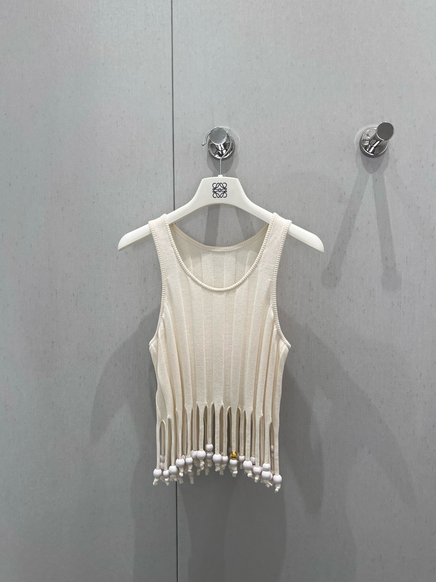 NO:415607,Vest semi-supported replacement Loew* 25Ss spring and summer new style Vest series tassel vest top + tassel slim skirt | Exclusive yb development!  High-end production!  The same style as Liu Zixuan Customized yarn Light cotton Tassel hem is decorated with painted wooden beads Single Anagram Engraved gold-faced metal beads Slim fit style Tassel design set Overall flowing and agile, full of light beauty between movement and stillness Interpreting the free soul of Bohemian S/M/L real-life details pictures, loewe, skirts, alexander wang19860909背心 半支持换款 Loew* 25Ss春夏新款 度假系列流苏背心上衣+流苏修身半裙丨独家yb开发！高版出品！刘子璇同款 定制纱线 轻盈棉质 流苏下摆饰有漆面木质圆珠 单个 Anagram 镌刻金色饰面金属圆珠 修身版型 流苏设计套装 整体飘逸又灵动 动静之间充满轻盈美感 诠释波西米亚的自由灵魂 现货发售S/M/L实拍细节图,,loewe,skirts,alexander wang,Women's clothing