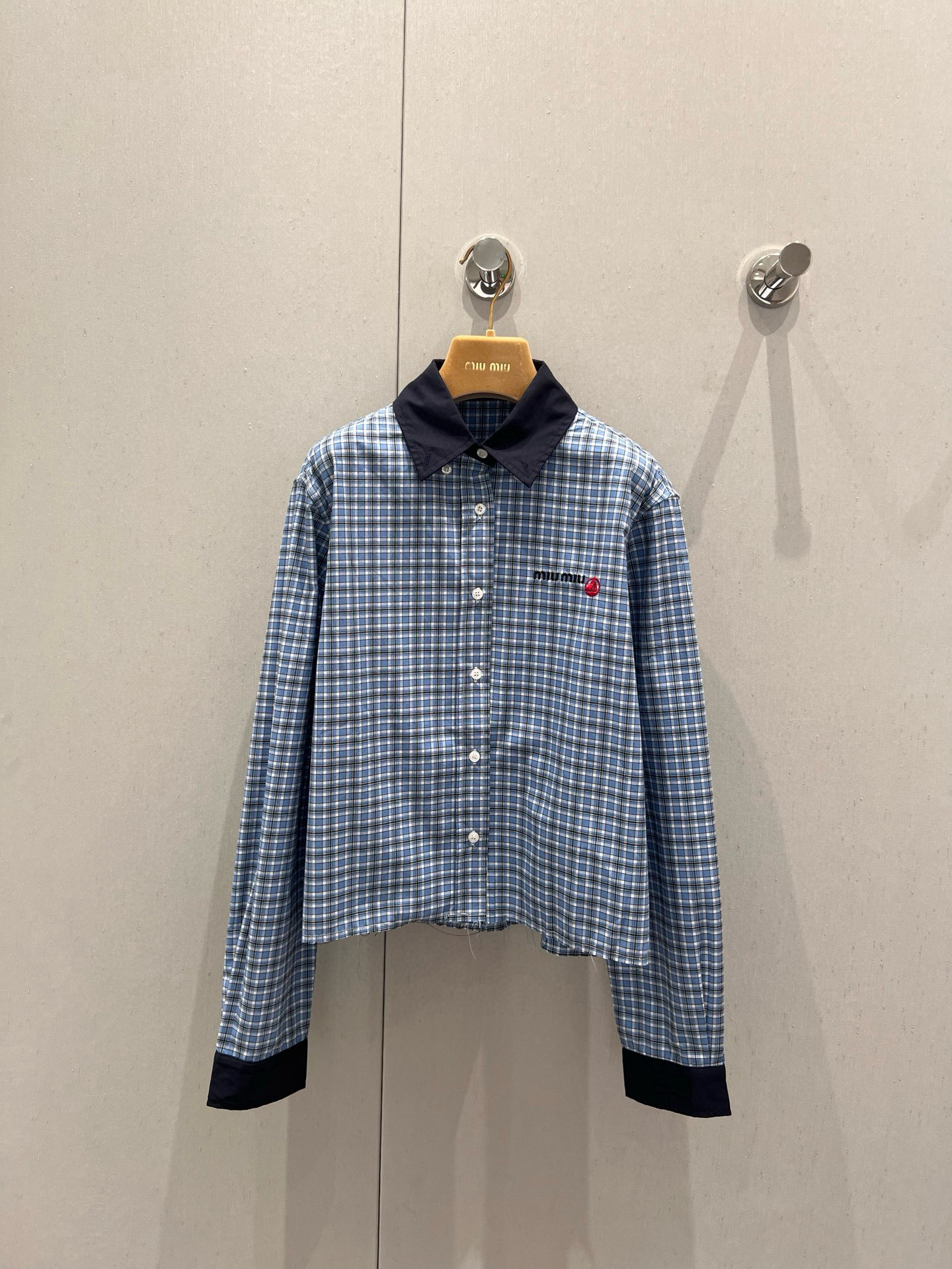 NO:420392,Support replacement Miu Mi* 25Ss spring and summer new style college style blue plaid shirt + shorts set | Exclusive high-end production!  Minimalist style French elegant lazy style, casual and fashionable! Create a recognizable retro college style outfit!  Walking on the street is full of attention!  It's nice to match casually!  Big recommendation!  The undeniable style has excellent upper body effect. It not only makes you look slim, but also cleverly modify the body lines, easily showing confidence and beauty!  S/M/L real photos of S/M/L on spot sale, miumiu, shorts, shirts, alexander wang19860909支持换款 Miu Mi* 25Ss春夏新款 学院风蓝色格子衬衫+短裤套装丨独家高版出品！极简主义风法式优雅的慵懒风,休闲又时髦!塑造极具辨识度的复古学院风穿搭！走在街上吸睛度满分！随意搭配就很nice！重磅推荐！不挑人的版型上身效果极佳,不仅显瘦,还能巧妙地修饰身材线条,轻松展现出自信与美丽！现货发售S/M/L实拍细节图,,miumiu,shorts,shirts,alexander wang,Women's clothing