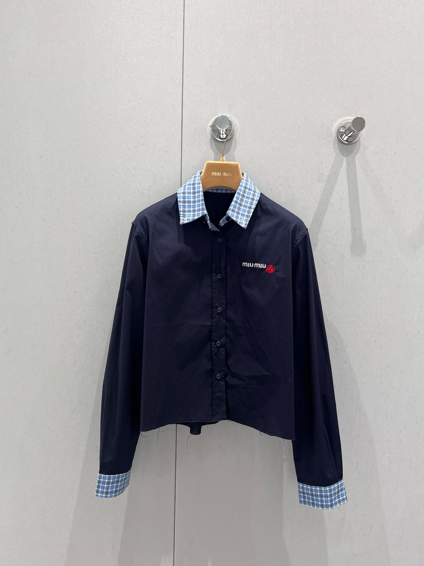 NO:420413,Support replacement Miu Mi* 25Ss spring and summer new style college style blue plaid shirt + shorts set | Exclusive high-end production!  Minimalist style French elegant lazy style, casual and fashionable! Create a recognizable retro college style outfit!  Walking on the street is full of attention!  It's nice to match casually!  Big recommendation!  The undeniable style has excellent upper body effect. It not only makes you look slim, but also cleverly modify the body lines, easily showing confidence and beauty!  S/M/L real photos of S/M/L on spot sale, miumiu, shorts, shirts, alexander wang19860909支持换款 Miu Mi* 25Ss春夏新款 学院风蓝色格子衬衫+短裤套装丨独家高版出品！极简主义风法式优雅的慵懒风,休闲又时髦!塑造极具辨识度的复古学院风穿搭！走在街上吸睛度满分！随意搭配就很nice！重磅推荐！不挑人的版型上身效果极佳,不仅显瘦,还能巧妙地修饰身材线条,轻松展现出自信与美丽！现货发售S/M/L实拍细节图,,miumiu,shorts,shirts,alexander wang,Women's clothing