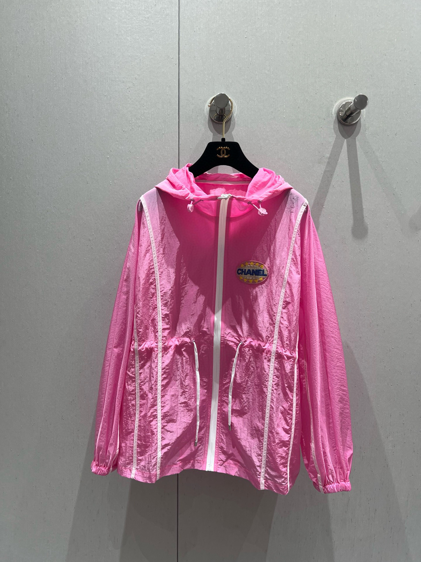 NO:422416,Supports replacement Chane* 25Ss spring and summer new model, micro-label contrasting color decorative zipper hooded sun protection jacket + shorts suit | Exclusive high-end production!  A beautiful and easy-to-wear suit is here!  Clean and refreshing is a must-have artifact for summer trips!  It can easily give you a good look and a full score of youthful vitality. It's really hard not to love it!  The upper body is easy to grasp the lazy and casual casual style!  The atmosphere is really amazing. It’s really great to wear during summer travel. This kind of fashion essence must be collected by lazy people. A set of matching or matching separately is very nice!  Highly recommended!  Get it now!  S/M/L real photos, chanel, shorts, jackets & coats, hats, alexander wang19860909支持换款Chane* 25Ss春夏新款 微标撞色装饰拉链连帽防晒服外套+短裤套装丨独家高版出品！贼好看又好穿的套装来啦！干净清爽简直就是夏日出游必备神器！轻轻松松就能让你颜值开挂出片效果打满分满满的青春活力 真的很难不爱啊！上身轻松拿捏慵懒随性的休闲范儿！氛围感天菜真的绝了夏季出游这样穿真的太适合啦时髦精必收懒人福音一套搭配或者分开搭配都很nice！强烈推荐！赶紧入手吧！现货发售 S/M/L实拍细节图,,chanel,shorts,jackets & coats,hats,alexander wang,Women's clothing