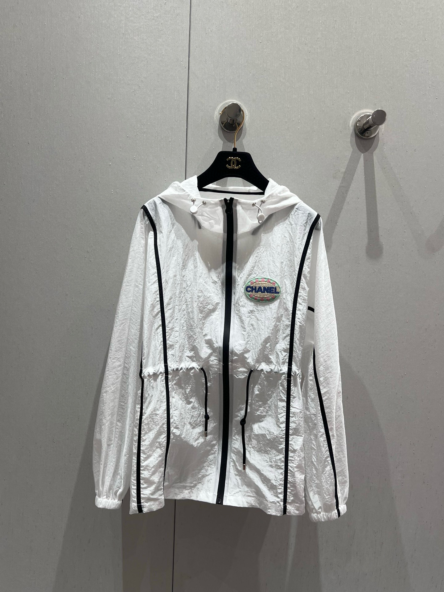 NO:422434,Support for replacement Chane* 25Ss spring and summer new model, micro-label contrasting color decorative zipper hooded sun protection jacket + shorts set | Exclusive high-end production!  A beautiful and easy-to-wear suit is here!  Clean and refreshing is a must-have artifact for summer trips!  It can easily give you a good look and a full score of youthful vitality. It's really hard not to love it!  The upper body is easy to grasp the lazy and casual casual style!  The atmosphere is really amazing. It’s really great to wear during summer travel. This kind of fashion essence must be collected by lazy people. A set of matching or matching separately is very nice!  Highly recommended!  Get it now!  S/M/L real photos, chanel, shorts, jackets & coats, hats, alexander wang19860909支持换款 Chane* 25Ss春夏新款 微标撞色装饰拉链连帽防晒服外套+短裤套装丨独家高版出品！贼好看又好穿的套装来啦！干净清爽简直就是夏日出游必备神器！轻轻松松就能让你颜值开挂出片效果打满分满满的青春活力 真的很难不爱啊！上身轻松拿捏慵懒随性的休闲范儿！氛围感天菜真的绝了夏季出游这样穿真的太适合啦时髦精必收懒人福音一套搭配或者分开搭配都很nice！强烈推荐！赶紧入手吧！现货发售 S/M/L实拍细节图,,chanel,shorts,jackets & coats,hats,alexander wang,Women's clothing