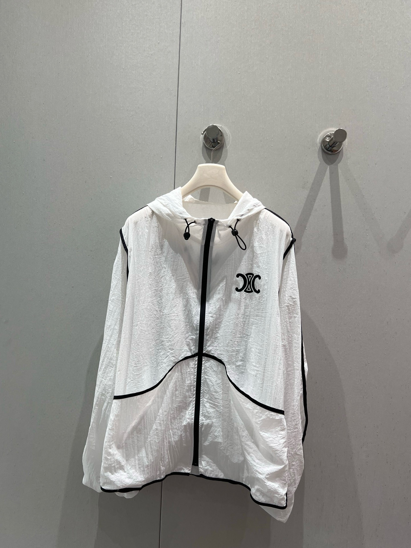 NO:424964,Support for replacement Celin* 25ss Spring and Summer New Arc de Triomphe Printed Zipper Hooded Sunscreen Jacket + Shorts Set | Exclusive high-end production!  Loose style and not picky about figure. Whether it is a slightly fat fairy or a paper girl, you can wear your own style. Whether it is paired with white shoes or sandals, you can easily control it, and you can get a full score for going out!  S/M/L real photos, celine, sandals, shorts, jackets & coats, hats, alexander wang19860909支持换款 Celin* 25ss春夏新款 凯旋门印花拉链连帽防晒外套+短裤套装丨独家高版出品！宽松版型,不挑身材,无论是微胖小仙女还是纸片人妹子,都能穿出自己的风格～无论是搭配小白鞋还是凉鞋,都能轻松驾驭,出街回头率满分！现货发售S/M/L实拍细节图,,celine,sandals,shorts,jackets & coats,hats,alexander wang,Women's clothing