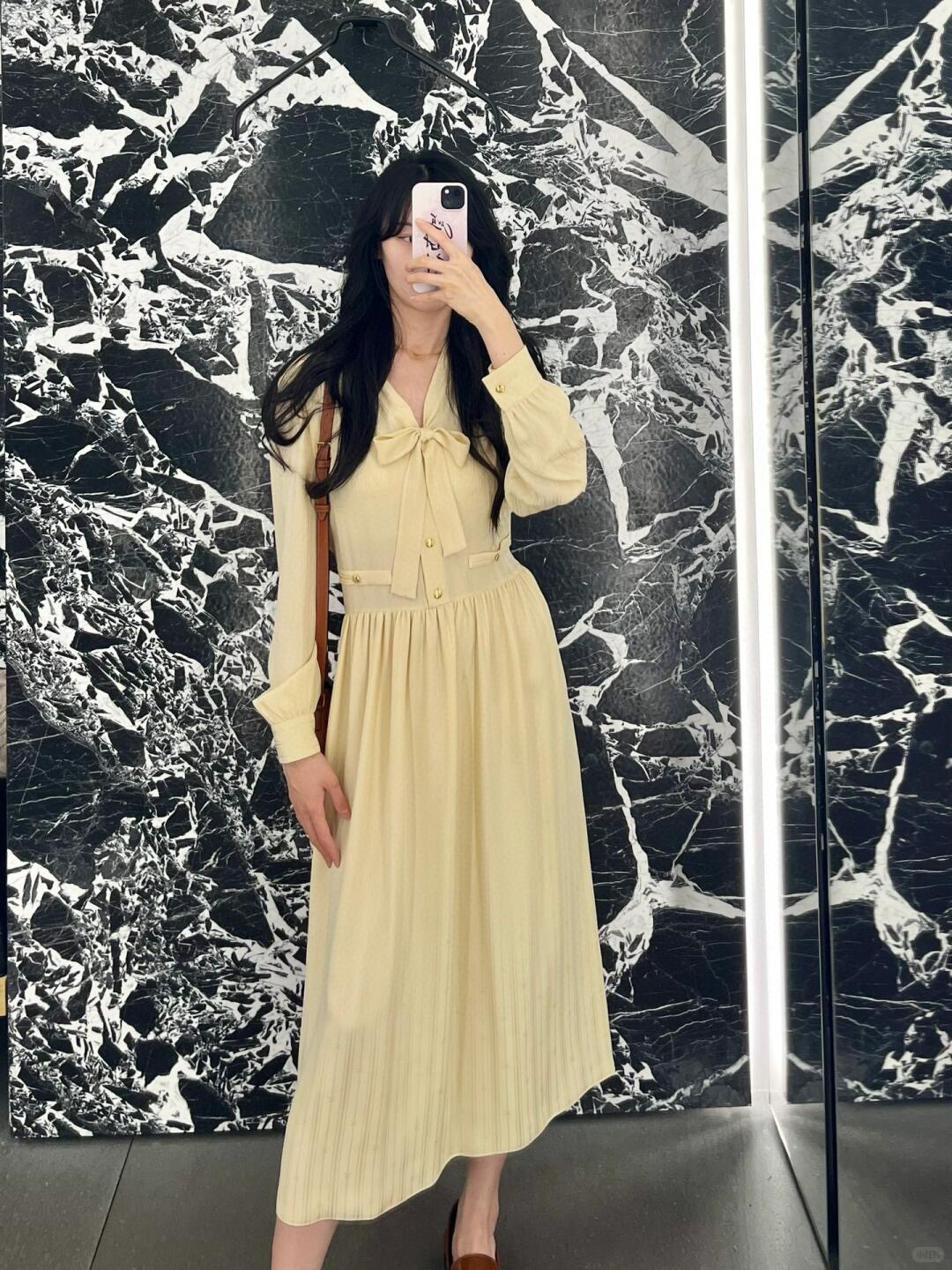 NO:420500,Celin* 25ss Spring and Summer New Rice Apricot Jacquard Streamer Silk Dress丨Exclusive yb development!  High-end production!  All mulberry silk on both layers of inside and outside are light and flowing, full of materials, the skirt is wrinkled, the upper body looks very slim, every day on dates and vacations, the light and flowing fabric and high-waisted design are elegant and decent, easy to control various occasions, the workmanship quality depends on the details. S/M/L is available in stock, celine, skirts, real silk, alexander wang19860909Celin* 25ss春夏新款 米杏色提花飘带真丝连衣裙丨独家yb开发！高版出品！内外两层全部桑蚕丝 轻盈飘逸 用料十足 裙身腰部做了褶皱 上身特别显瘦 日常约会度假都很美 轻盈飘逸的面料加上高腰显瘦的设计 优雅得体 轻松驾驭多种场合 做工品质看细节.现货发售S/M/L,,celine,skirts,real silk,alexander wang,Women's clothing