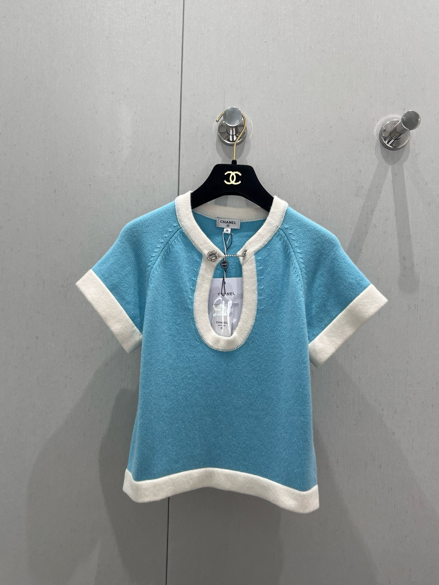 NO:426726,Top Skirt Supports Change Chane* 25ss Spring and Summer New Chain Knitted Short Sleeve Top + Skirt Set | Exclusive High Edition Production!  The front closure design is connected by chain double C camellia to add fashionable tone. The whole body is covered with white to form a contrasting color layering. It is matched with elastic fabrics. It fits the body and makes it look slimmer. The versatile style does not pick the age-like skin tone. Matched with short skirts in the same series. The symmetrical pocket embellishes the mold closure. The details are uniform. It makes it more relaxed and vacation-like. The set of upper body is suitable for the age-reducing fashionable style. The perfect workmanship quality depends on the details. S/M/L size chart, chanel, skirts, T-shirt, alexander wang19860909上衣 半裙支持换款 Chane* 25ss春夏新款 链条针织短袖上衣+半裙套装丨独家高版出品！前襟镂空开叉设计 领口以链条双C山茶花相连 增添时尚调性 通体包边白色融入 形成撞色层次感 搭配弹性十足的面料 贴合身型更显瘦 百搭款式不挑年龄肤色 搭配同系列短裙 对称口袋点缀开模襟扣 细节统一 更显松弛有度假感 成套上身适配减龄时髦风格 完美做工品质看细节 现货发售 S/M/L尺码表,,chanel,skirts,T-shirt,alexander wang,Women's clothing