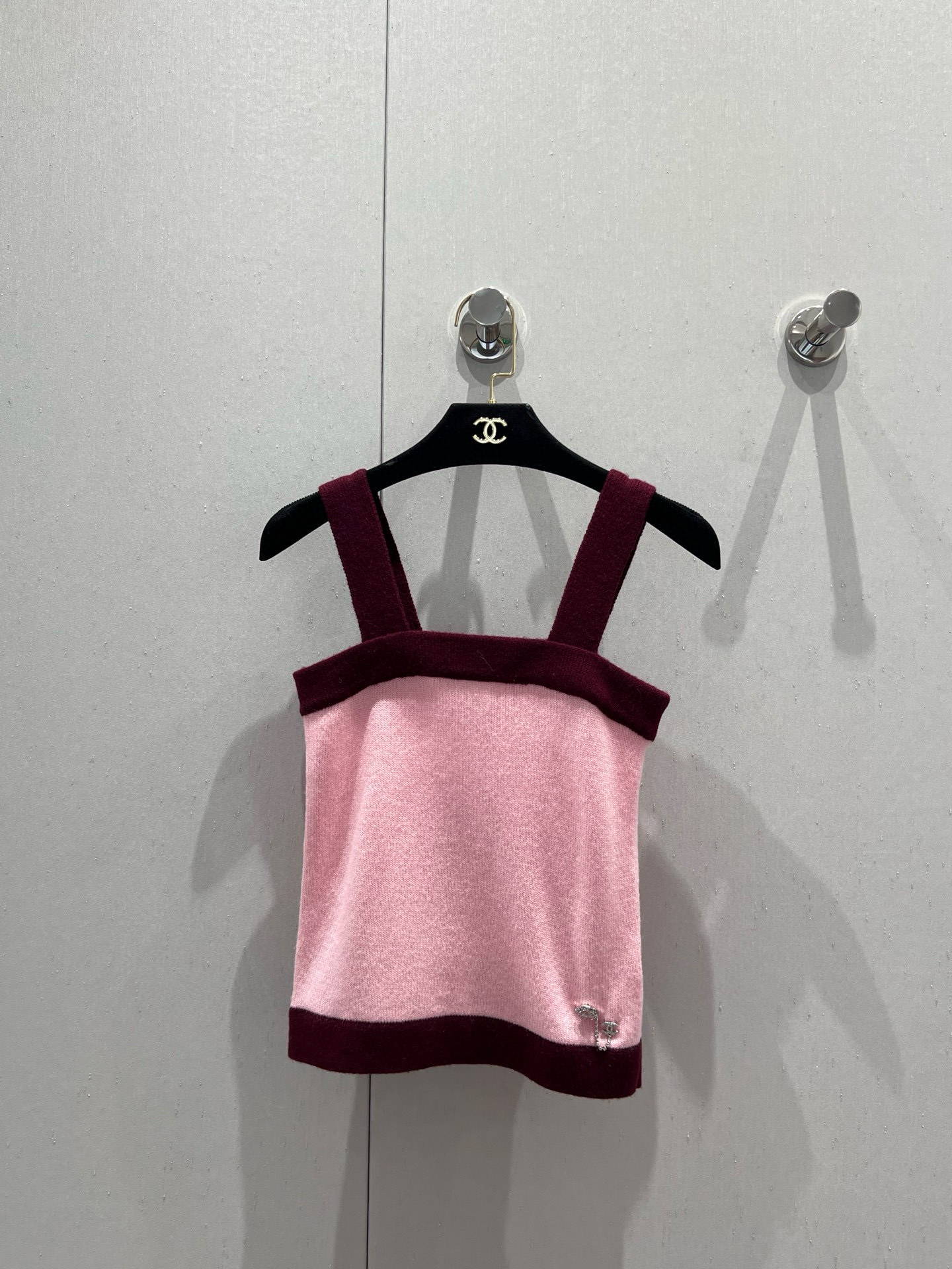 NO:426714,Slings support replacement Chane*25SS spring and summer new style Contrast color knitted suspender + short skirt suit | Exclusive high-end production!  The whole body is fine and crochet texture design. The chest shoulder strap and hem contour are different from the color of the large body, forming a contrasting layering. The single-side camellia double C pendant chain embellishes the brand personality. It highlights the overall feeling of the outfit. The elastic and elasticity are more refined. Paired with the same series of slim skirts. The edge of the pocket echoes. The outfit looks slim and shows the slouchy tone. The light and luxurious fashionable temperament. You can wear it alone. The first choice for fashionable outfits in all seasons. S/M/L real photos are available in stock. S/M/L real photos, chanel, skirts, alexander wang19860909吊带 半裙支持换款 Chane*25SS春夏新款 撞色针织吊带+短裙套装丨独家高版出品！通体细密钩织纹理设计 胸前肩带和下摆轮廓包边与大身颜色相异 形成撞色层次感 腰间单侧山茶花双C吊坠链条点缀 彰显品牌个性 凸显穿搭整体感 弹性松紧更显精致 搭配同系列修身半裙 口袋边缘印刻徽标呼应 穿搭显瘦 尽显松弛调性 轻奢时髦气质 单穿叠穿均可 四季时尚穿搭首选 现货发售S/M/L实拍细节图,,chanel,skirts,alexander wang,Women's clothing