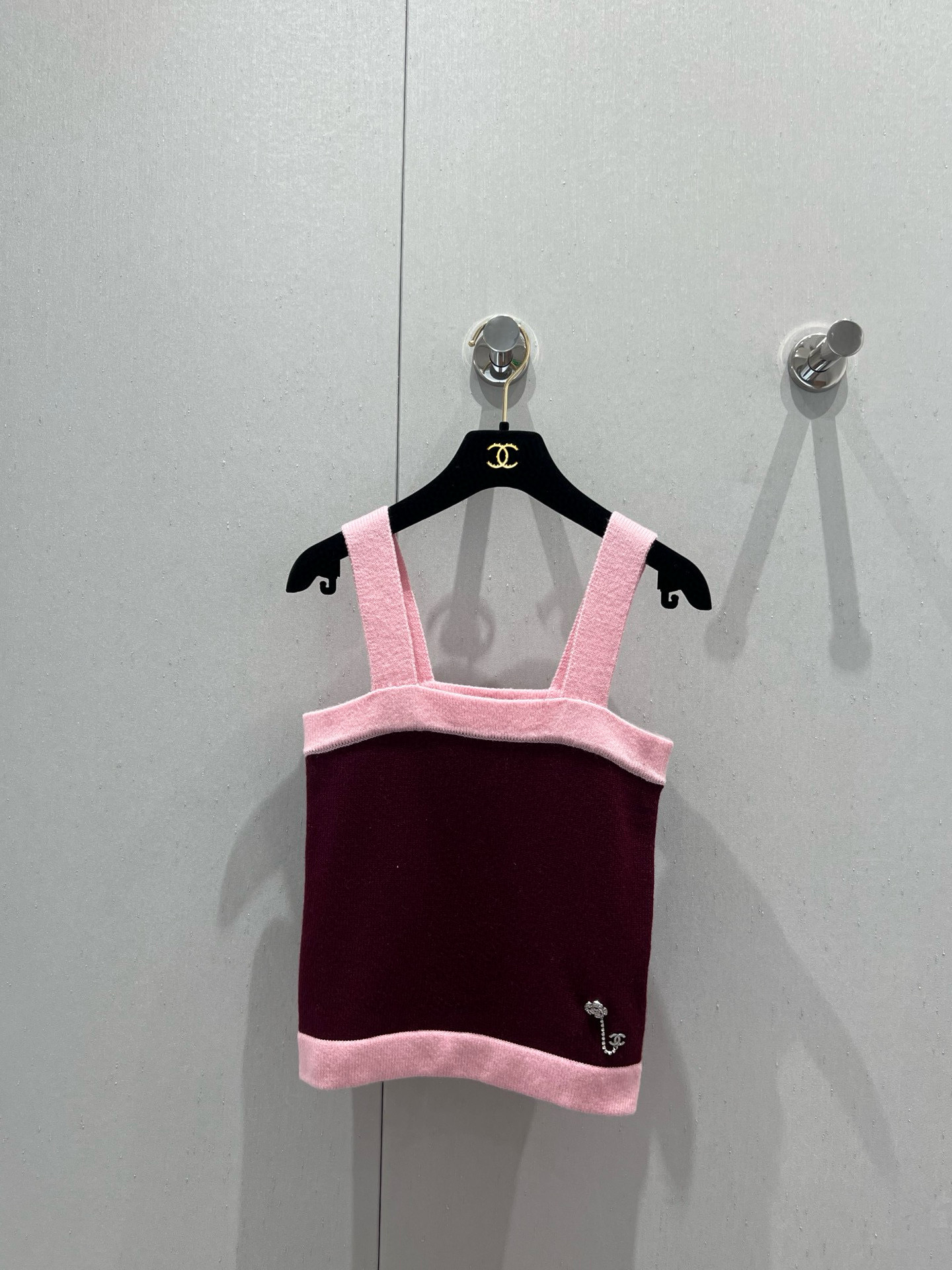 NO:426724,Slings support replacement Chane*25SS spring and summer new style Contrast color knitted suspender + short skirt suit | Exclusive high-end production!  The whole body is fine and crochet texture design. The chest shoulder strap and hem contour are different from the color of the large body, forming a contrasting layering. The single-side camellia double C pendant chain embellishes the brand personality. It highlights the overall feeling of the outfit. The elastic and elasticity are more refined. Paired with the same series of slim skirts. The edge of the pocket echoes. The outfit looks slim and shows the slouchy tone. The light and luxurious fashionable temperament. You can wear it alone. The first choice for fashionable outfits in all seasons. S/M/L size charts are available in stock. Chanel, skirts, alexander wang19860909吊带 半裙支持换款 Chane*25SS春夏新款 撞色针织吊带+短裙套装丨独家高版出品！通体细密钩织纹理设计 胸前肩带和下摆轮廓包边与大身颜色相异 形成撞色层次感 腰间单侧山茶花双C吊坠链条点缀 彰显品牌个性 凸显穿搭整体感 弹性松紧更显精致 搭配同系列修身半裙 口袋边缘印刻徽标呼应 穿搭显瘦 尽显松弛调性 轻奢时髦气质 单穿叠穿均可 四季时尚穿搭首选 现货发售S/M/L尺码表,,chanel,skirts,alexander wang,Women's clothing