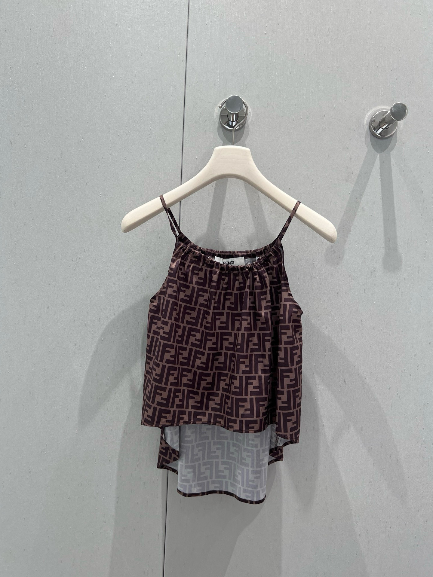 NO:427239,Supports replacement Fend* 25Ss spring and summer new style, classic old-fashioned pattern printed suspender top + high-waisted wide-leg pants set | Exclusive high-end production!  Classic FF printed pattern, paired with presbyopia wide-leg pants, unique and fashionable, and will not look good when you wear it. It is an excellent choice for summer daily life and vacation!  Highly recommended!  Get it now!  S/M/L real photos, fendi, alexander wang19860909支持换款 Fend* 25Ss春夏新款 经典老花图案印花吊带上衣+高腰阔腿裤套装丨独家高版出品！经典的FF印花图案 搭配了老花阔腿裤 个性独特又时髦出街不撞款 谁穿谁好看 是夏日日常和度假的极佳选择！强烈推荐！赶紧入手吧！现货发售 S/M/L实拍细节图,,fendi,alexander wang,Women's clothing