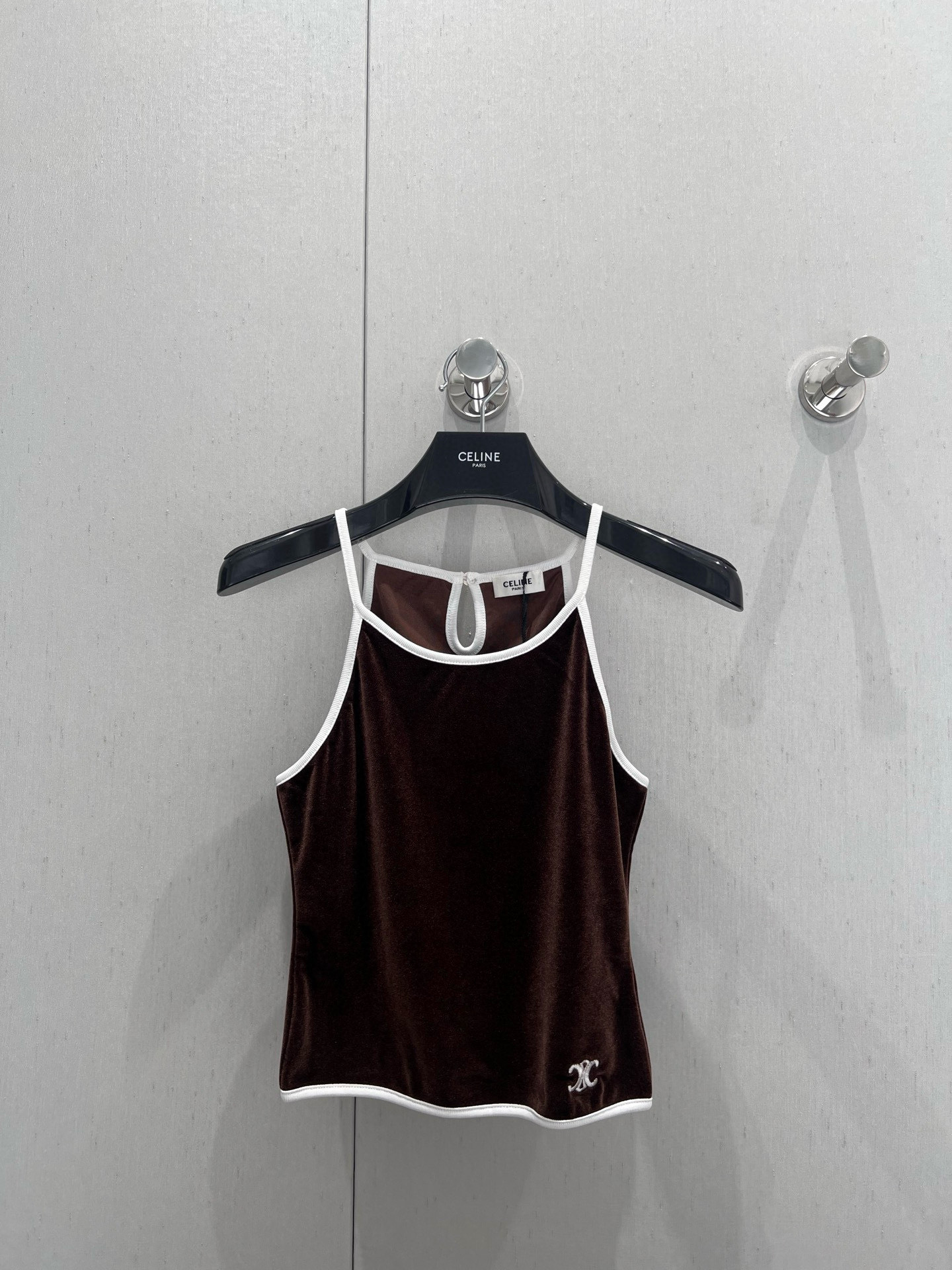 NO:427325,Support for replacement Celin* 25Ss spring and summer new style brown velvet halter neck shorts retro suit 丨Exclusive yb development!  High-end production!  The halter vest is paired with elastic waist sports shorts. There is no worries about wearing it. The light feel is easy. The contour is super white ribbed trim outlines the neat outline. It is matched with precision white TRIOMPHE logo embroidery. The details show the brand style. A set easily creates a retro and elegant atmosphere and maintains comfort. Whether it is vacation or daily outfit, this set allows you to easily control the retro fashion of the 1960s and exude unique charm!  S/M/L real photos, celine, shorts, alexander wang19860909支持换款 Celin* 25Ss春夏新款 棕色丝绒挂脖背心短裤复古套装丨独家yb开发！高版出品！挂脖背心搭配松紧腰运动短裤一套没有任何穿搭烦恼,轻轻松松的feel,轮廓超白色罗纹饰边勾勒出利落轮廓,搭配精密白色TRIOMPHE徽标刺绣,细节之处尽显品牌格调,一套轻松营造复古优雅的氛围,又保持了舒适度,无论是度假还是日常穿搭,这一套都能让你轻松驾驭60年代的复古时尚,散发独特魅力！现货发售 S/M/L实拍细节图,,celine,shorts,alexander wang,Women's clothing