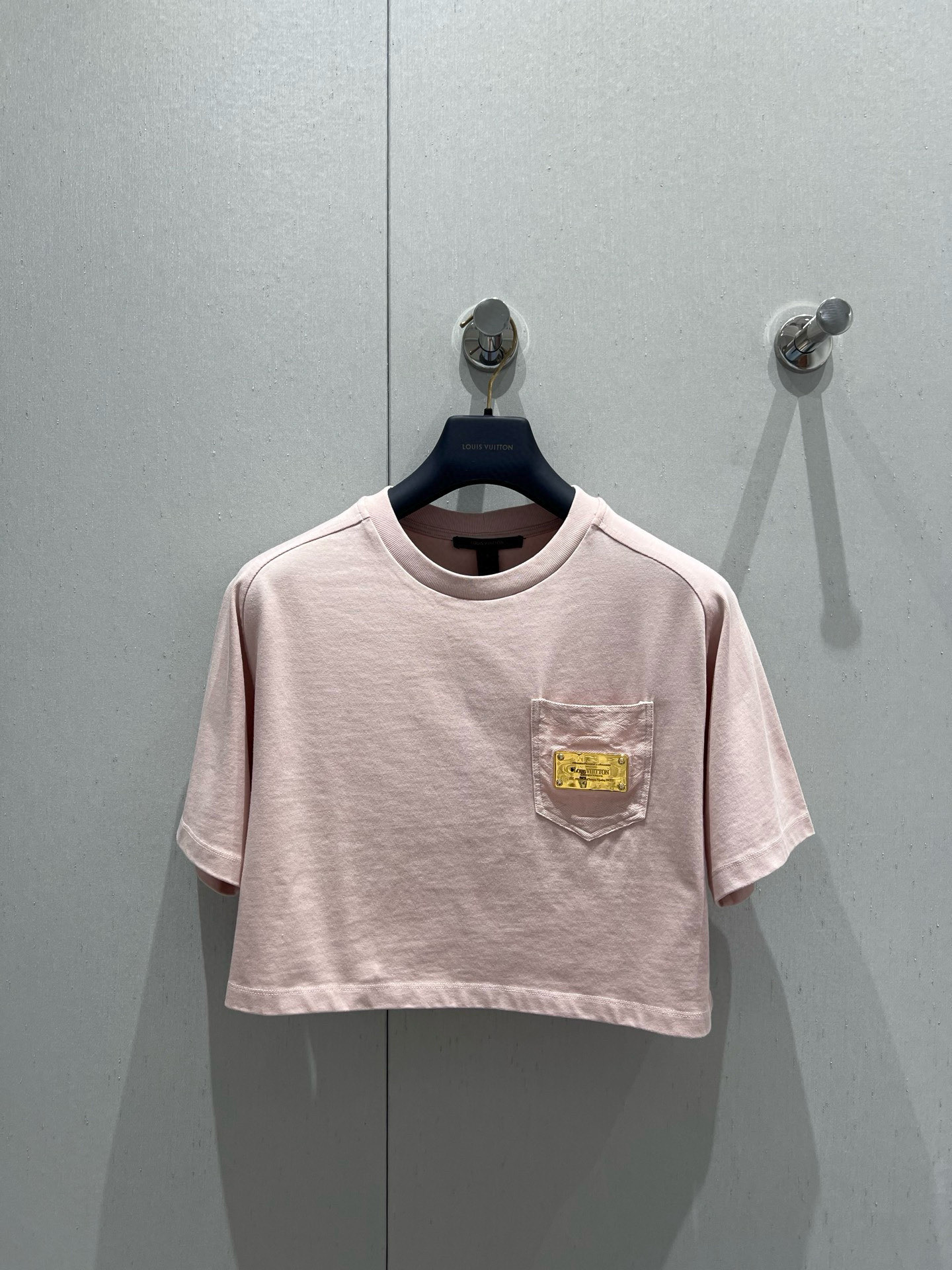 NO:428915,Support replacement LouisVuit*on 25Ss spring and summer new model, metal letter signage round neck short-sleeved T-shirt + nameplate skirt suit | Exclusive yb development!  High-end production!  This T-shirt is made of soft and breathable cotton knitted for casual silhouettes and ribbed round necks, making it a comfortable and daily choice. The whole set of customized metal nameplate embellishments on the chest patch pockets are recommended~ The workmanship quality depends on the details. S/M/L real-life details pictures are available in stock, louis vuitton, skirts, T-shirt, tees, t-shirt, alexander wang19860909支持换款 LouisVuit*on 25Ss春夏新款 金属字母标牌圆领短袖T恤+铭牌半身裙套装丨独家yb开发！高版出品！本款T恤取材柔软透气的棉质针织为休闲廓形搭配罗纹圆领,成就舒适日常佳选.胸前贴袋点缀定制金属铭牌整套搭配更推荐～做工品质看细节.现货发售S/M/L实拍细节图,,louis vuitton,skirts,T-shirt,tees，t-shirt,alexander wang,Women's clothing