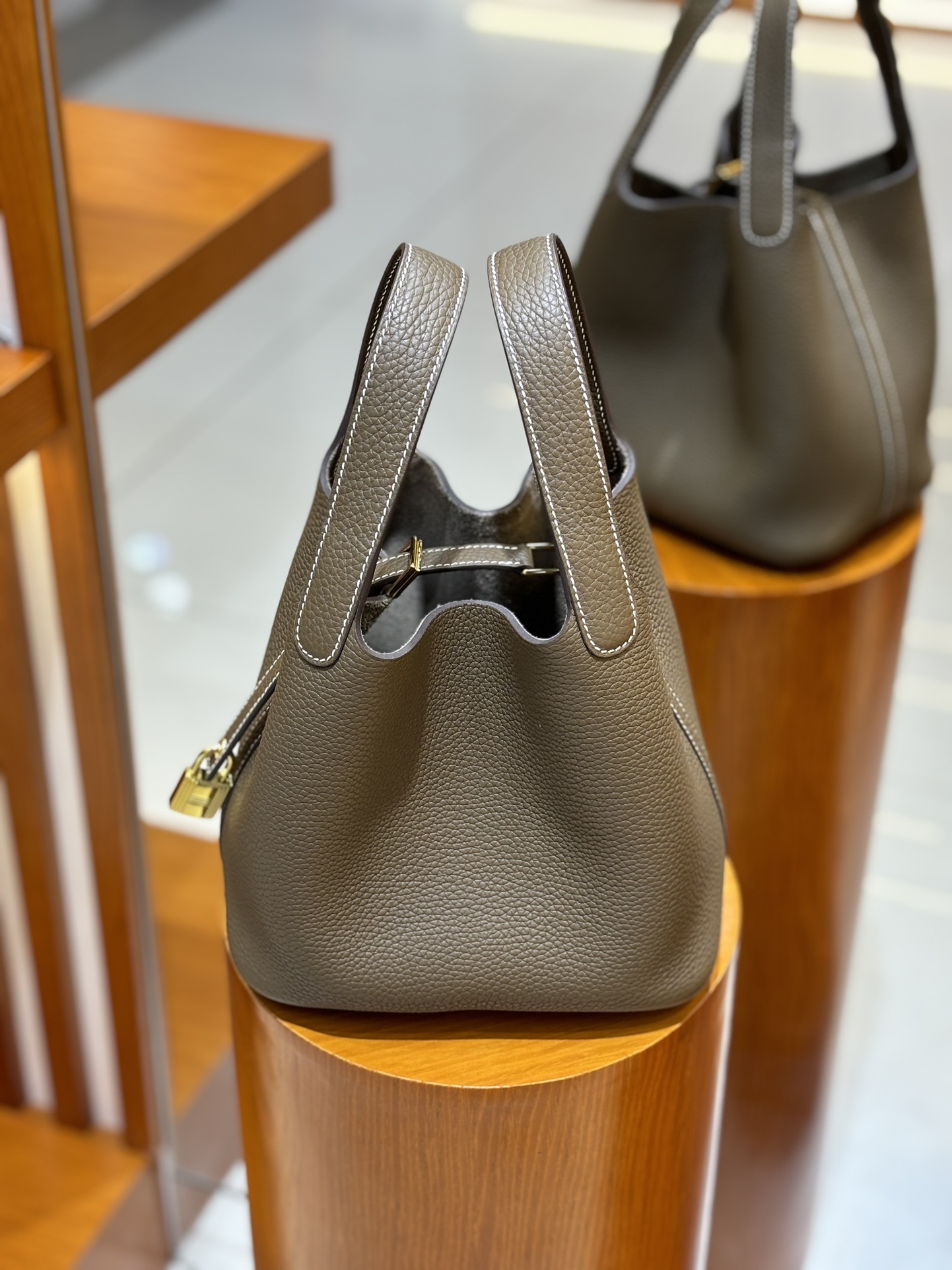 Hermes Style Grey Leather Bag Lookbook Reference image 2
