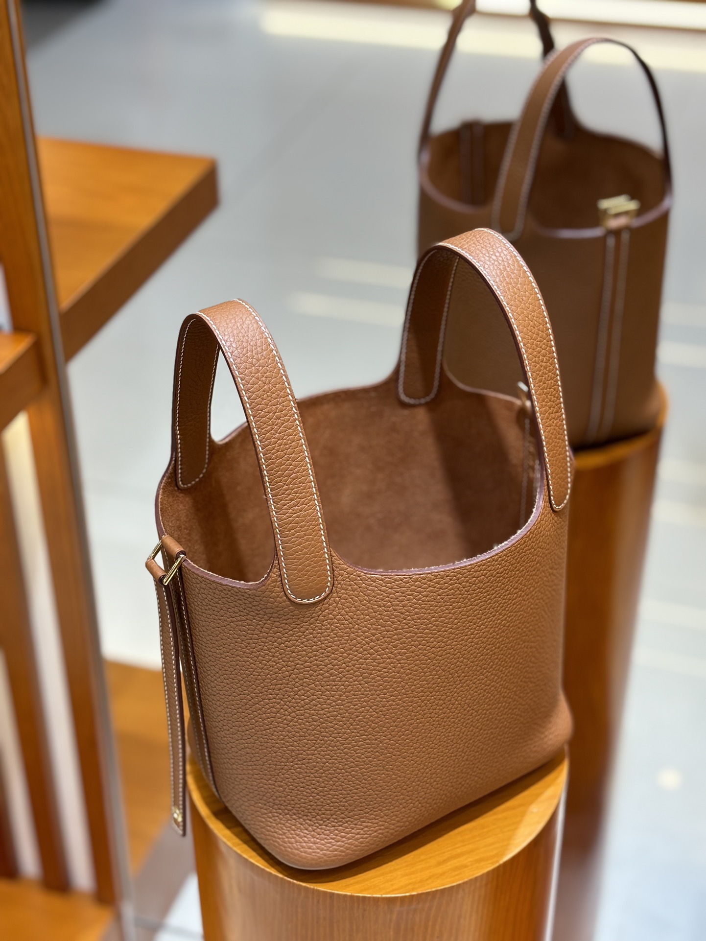Hermes Style Brown Leather Bag Lookbook Reference image 2