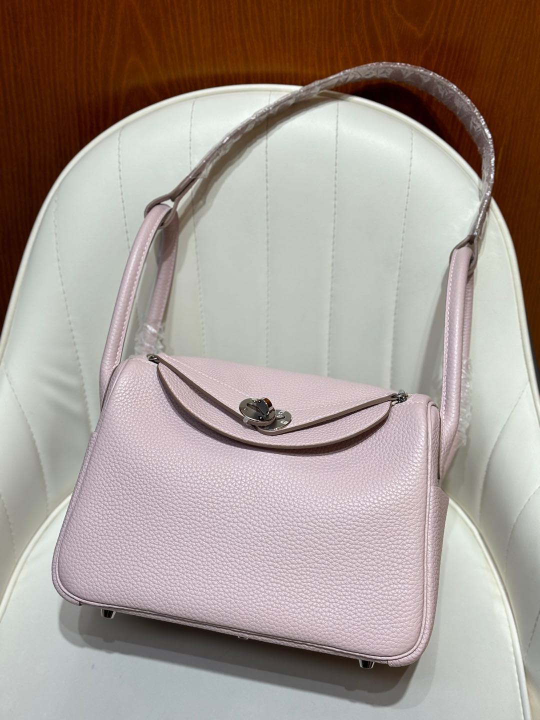 NO:698719,Fantasy purple/silver buckle Lindy 26CM imported TC cowhide, all steel hardware material, full hand-stitched wax thread detail picture, gold and silver buckle in stock, shipped in seconds,,cowhide,Hermes,19860909梦幻紫/银扣 Lindy 26CM 进口TC牛皮 全钢五金材质 全手缝蜡线细节图 金银扣现货秒发,,cowhide,Hermes,,Bag