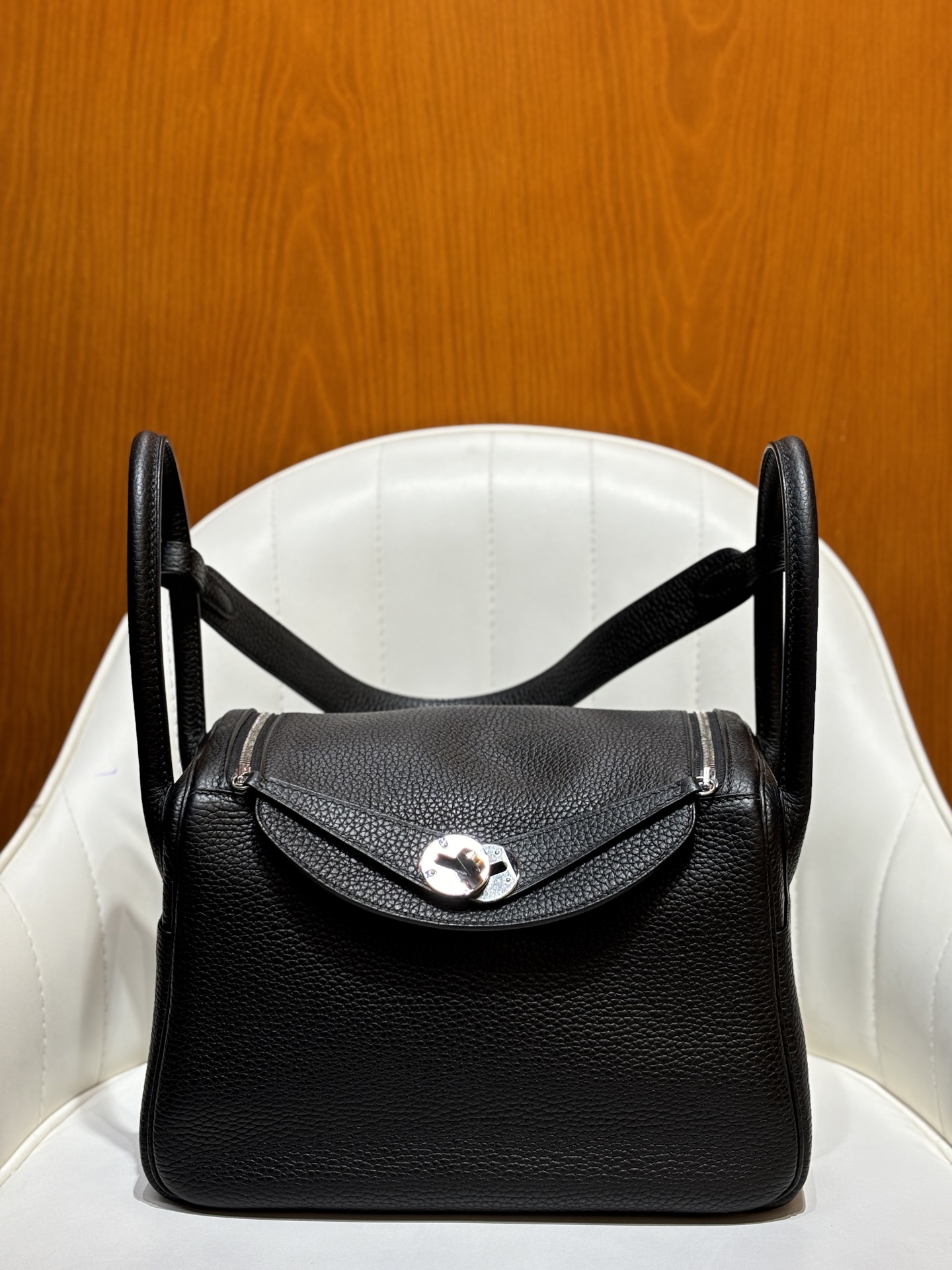 NO:698693,Black/silver buckle Lindy 26CM imported TC cowhide, all-steel hardware material, full hand-stitched wax thread details, gold and silver buckle in stock, shipped in seconds, Hermes, hermes, cowhide, Hermes,19860909黑色/银扣 Lindy 26CM 进口TC牛皮 全钢五金材质 全手缝蜡线细节图 金银扣现货秒发,爱马仕,hermes,cowhide,Hermes,,Bag