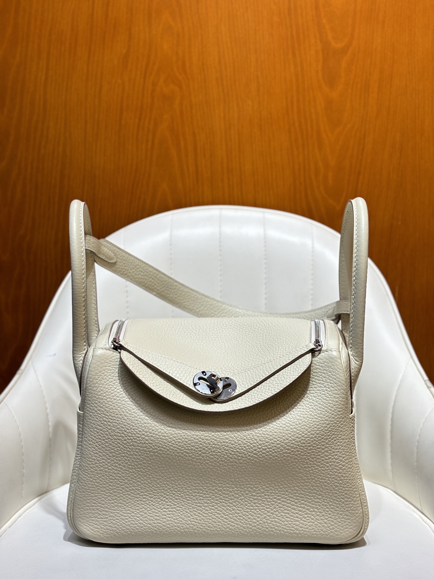 NO:698686,Milkshake white/silver buckle Lindy 26CM imported TC cowhide, all-steel hardware material, full hand-stitched wax line details, gold and silver buckle in stock, shipped in seconds, Hermes, hermes, cowhide, Hermes,19860909奶昔白/银扣 Lindy 26CM 进口TC牛皮 全钢五金材质 全手缝蜡线细节图 金银扣现货秒发,爱马仕,hermes,cowhide,Hermes,,Bag