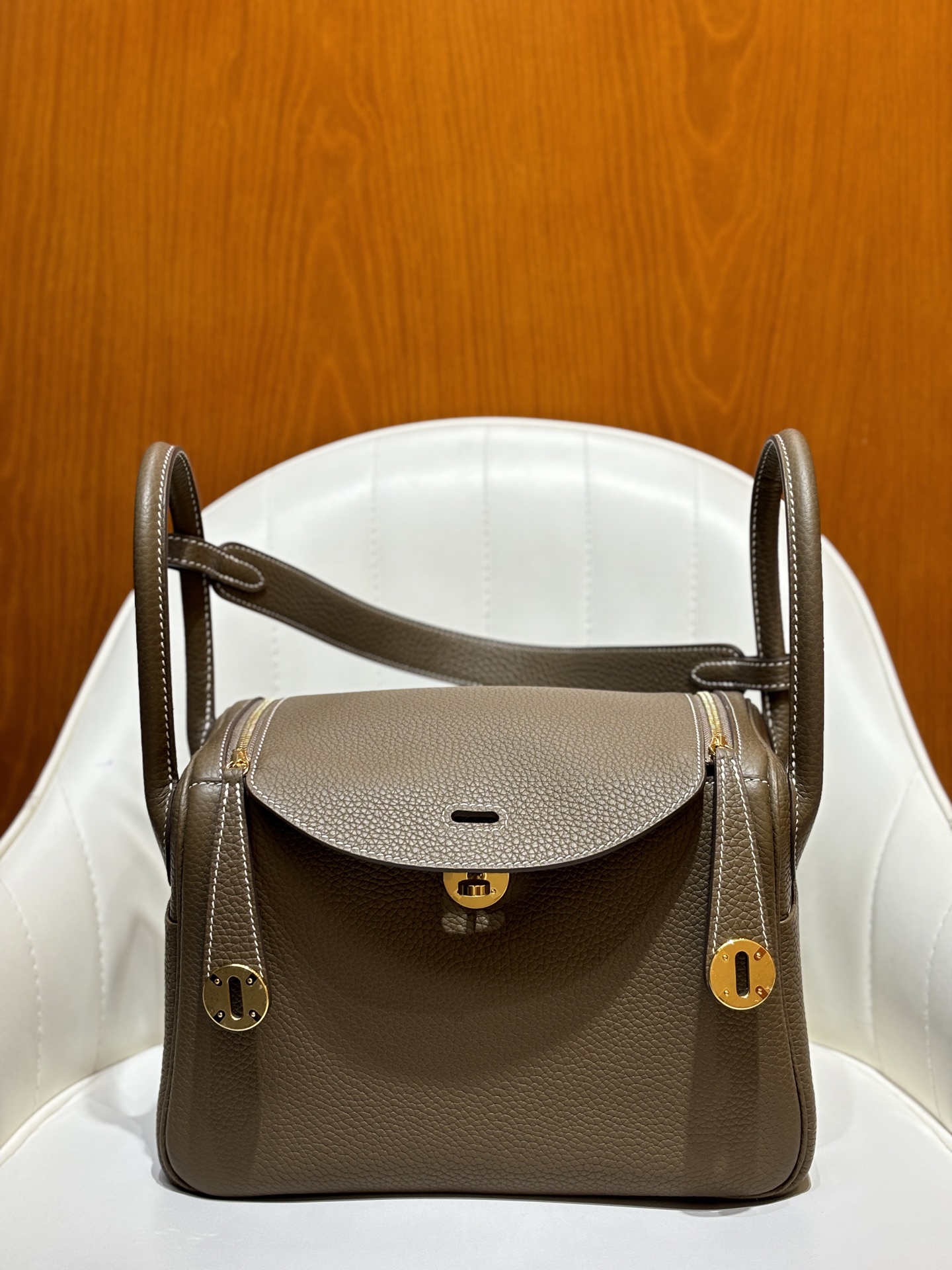 NO:698680,Elephant gray/gold buckle Lindy 26CM imported TC cowhide, all-steel hardware material, full hand-stitched wax thread detail picture, gold and silver buckle in stock, shipped in seconds, Hermes, hermes, cowhide, Hermes,19860909大象灰/金扣 Lindy 26CM 进口TC牛皮 全钢五金材质 全手缝蜡线细节图 金银扣现货秒发,爱马仕,hermes,cowhide,Hermes,,Bag