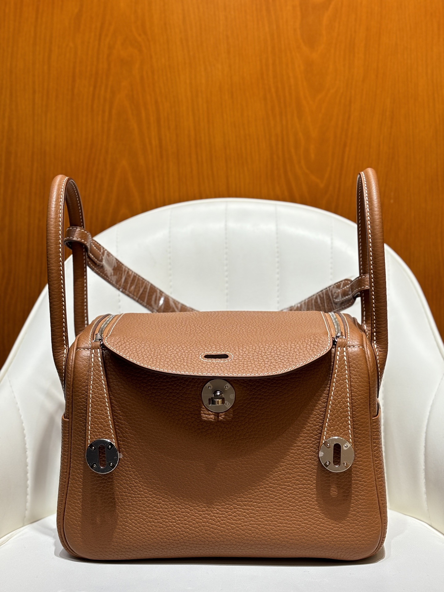 NO:698684,Gold brown/silver buckle Lindy 26CM imported TC cowhide, all-steel hardware material, full hand-stitched wax thread detail picture, gold and silver buckle in stock, shipped in seconds, Hermes, hermes, cowhide, Hermes,19860909金棕/银扣 Lindy 26CM 进口TC牛皮 全钢五金材质 全手缝蜡线细节图 金银扣现货秒发,爱马仕,hermes,cowhide,Hermes,,Bag