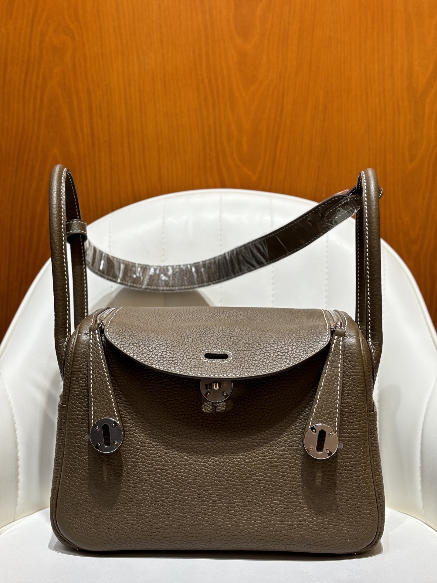 NO:698678,Elephant gray/silver buckle Lindy 26CM imported TC cowhide, all-steel hardware material, full hand-stitched wax thread details, gold and silver buckle in stock, shipped in seconds, Hermes, hermes, cowhide, Hermes,19860909大象灰/银扣 Lindy 26CM 进口TC牛皮 全钢五金材质 全手缝蜡线细节图 金银扣现货秒发,爱马仕,hermes,cowhide,Hermes,,Bag