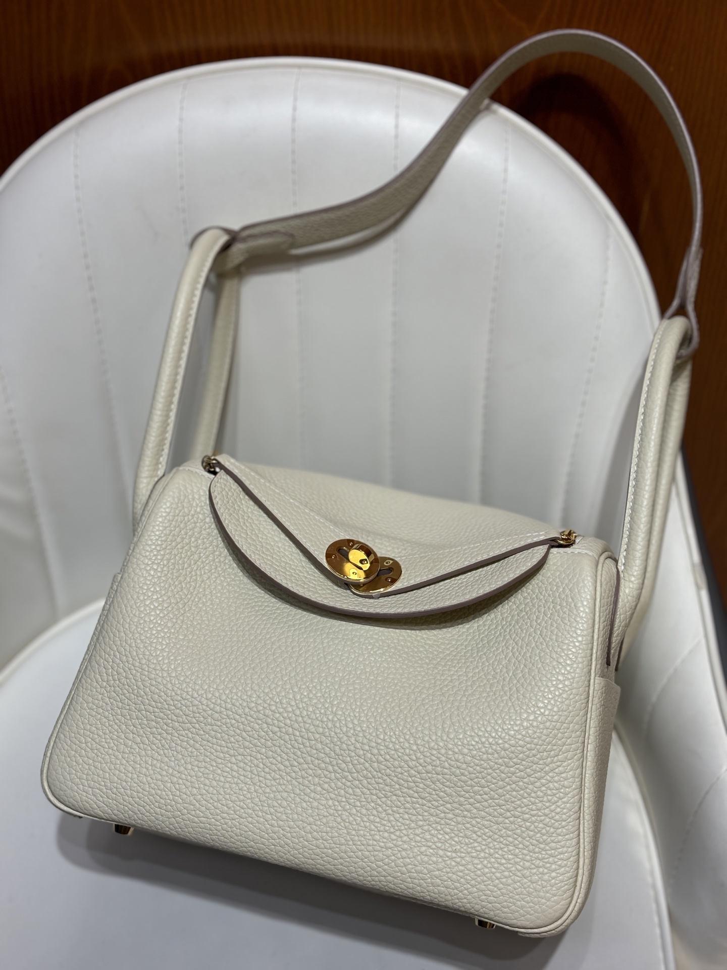 NO:698688,Milkshake white/gold buckle Lindy 26CM imported TC cowhide, all-steel hardware material, full hand-stitched wax line detail picture, gold and silver buckle in stock, shipped in seconds, Hermes, hermes, cowhide, Hermes,19860909奶昔白/金扣 Lindy 26CM 进口TC牛皮 全钢五金材质 全手缝蜡线细节图 金银扣现货秒发,爱马仕,hermes,cowhide,Hermes,,Bag