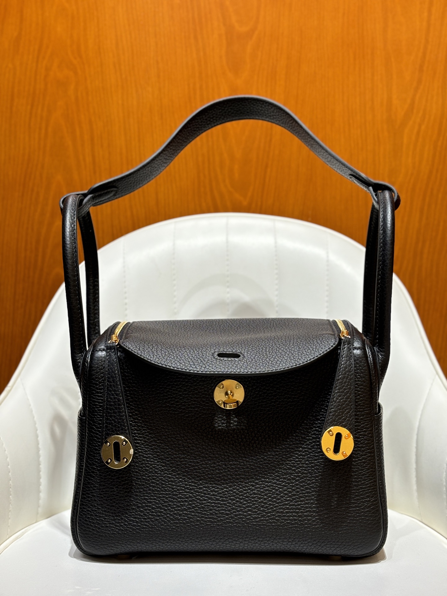 NO:698697,Black/gold buckle Lindy 26CM imported TC cowhide, all-steel hardware material, full hand-stitched wax thread details, gold and silver buckle in stock, shipped in seconds, Hermes, hermes, cowhide, Hermes,19860909黑色/金扣 Lindy 26CM 进口TC牛皮 全钢五金材质 全手缝蜡线细节图 金银扣现货秒发,爱马仕,hermes,cowhide,Hermes,,Bag