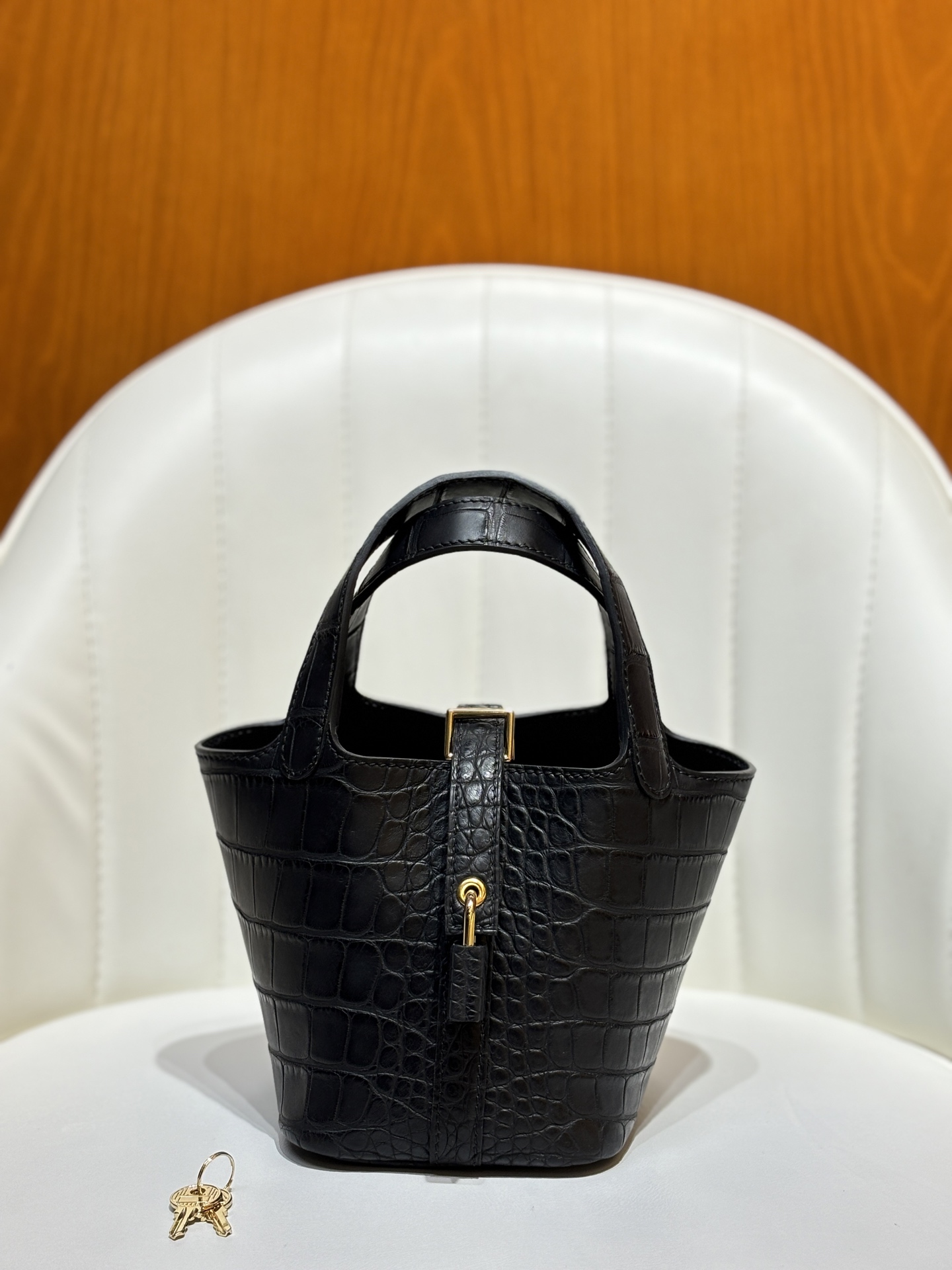 NO:699920,Black/gold buckle icoton vegetable basket 14CM American crocodile skin, fully handmade and in stock, other colors can be ordered, Hermes, hermes, crocodile skin, Hermes,19860909黑色/金扣 icoton 菜篮子 14CM 美洲鳄鱼皮 全手工现货 其他颜色均可预定,爱马仕,hermes,crocodile skin,Hermes,,Bag