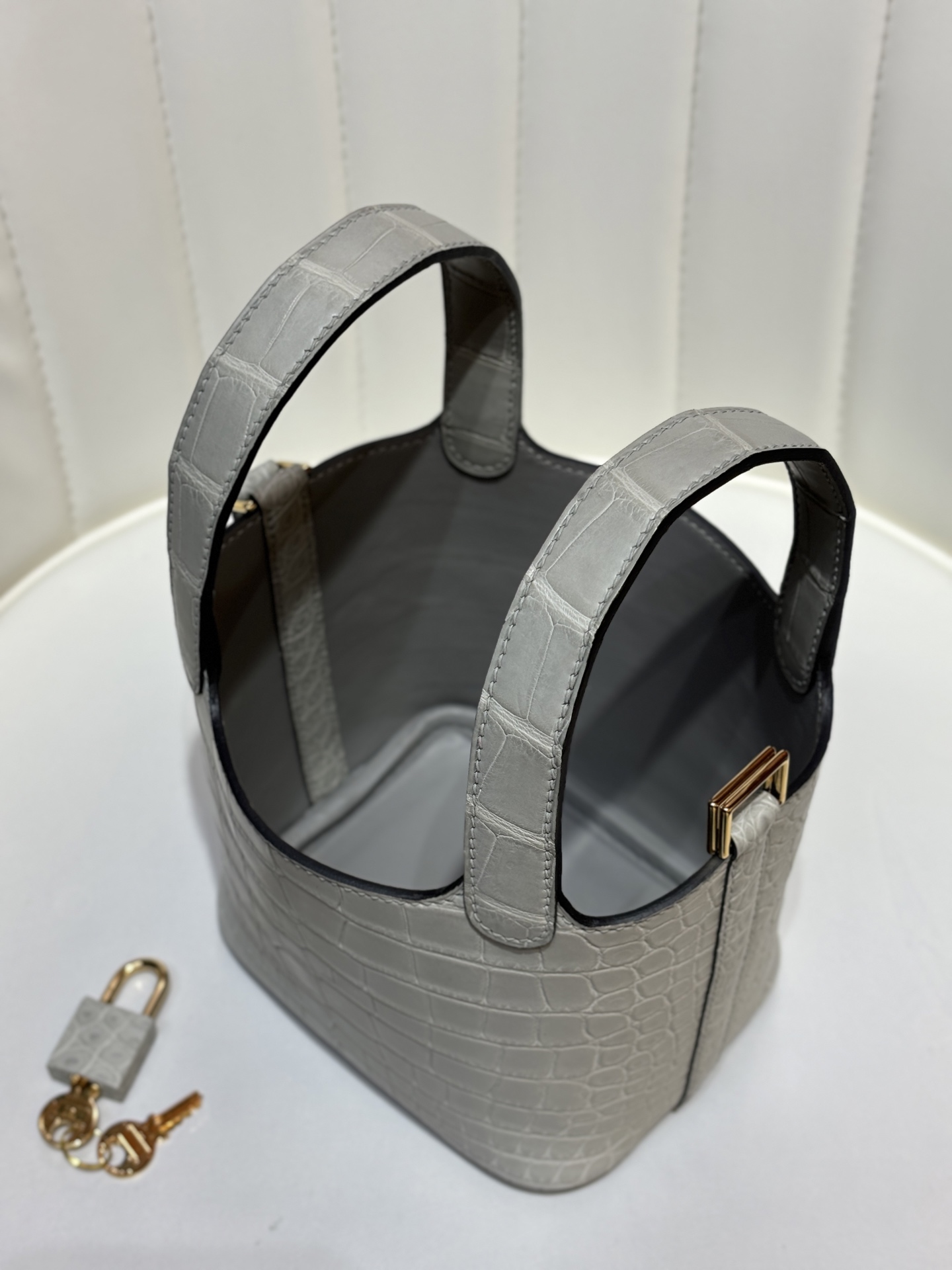 NO:699899,Glacier gray/gold buckle icoton vegetable basket 14CM American crocodile skin, fully handmade and in stock, other colors can be ordered, Hermes, hermes, crocodile skin, Hermes,19860909冰川灰/金扣 icoton 菜篮子 14CM 美洲鳄鱼皮 全手工现货 其他颜色均可预定,爱马仕,hermes,crocodile skin,Hermes,,Bag