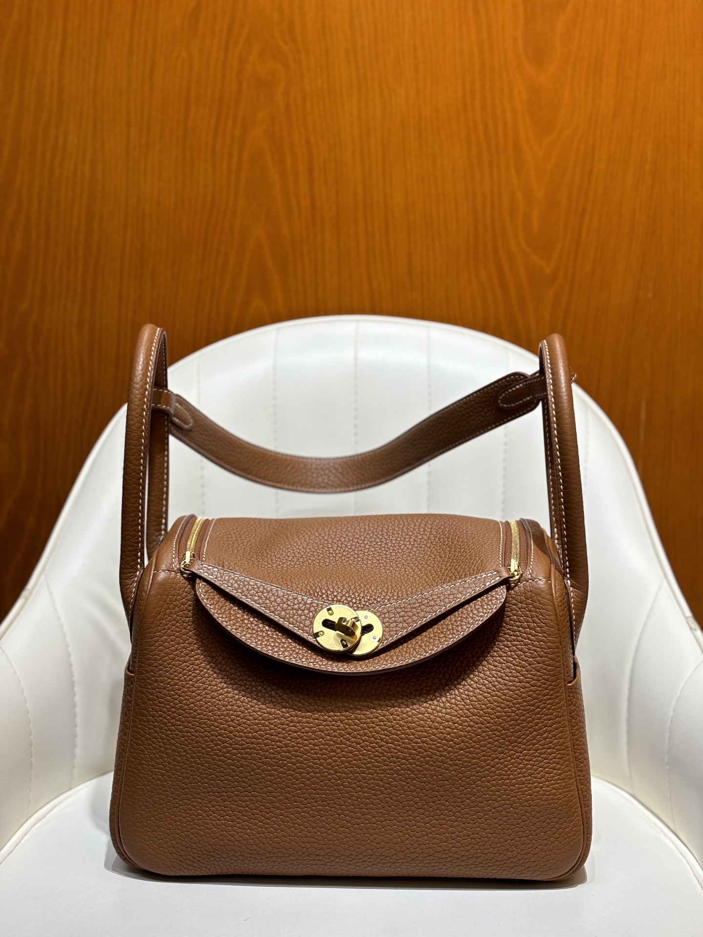 NO:698682,Gold and silver/gold buckle Lindy 26CM imported TC cowhide, all-steel hardware material, full hand-stitched wax thread detail picture, gold and silver buckle in stock, shipped in seconds, Hermes, hermes, cowhide, Hermes,19860909金银/金扣 Lindy 26CM 进口TC牛皮 全钢五金材质 全手缝蜡线细节图 金银扣现货秒发,爱马仕,hermes,cowhide,Hermes,,Bag