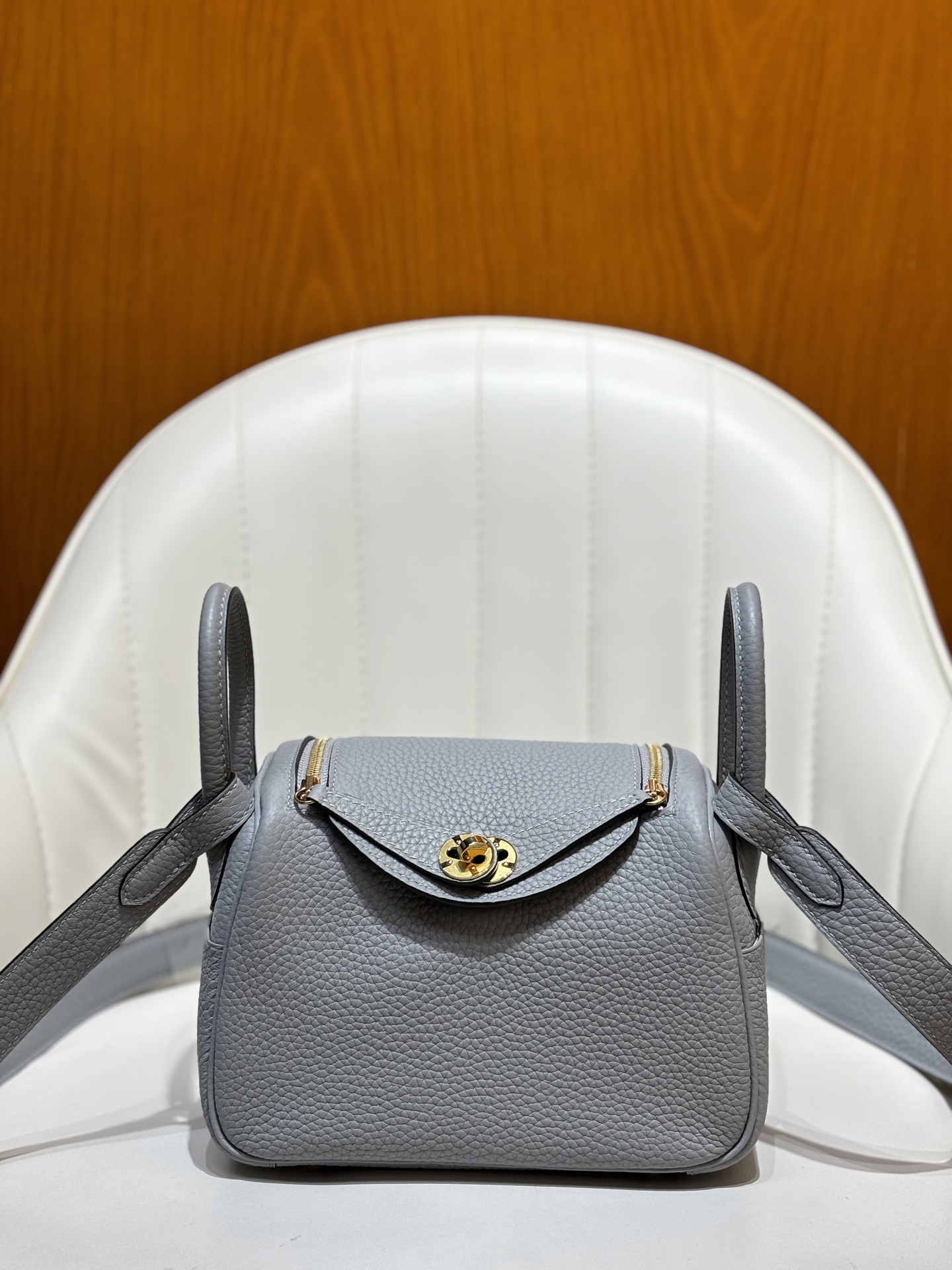 NO:698304,Puppet gray/gold buckle Xiaolindi Mini lindy 19CM imported TC cowhide all-steel hardware material semi-hand-stitched wax thread details, Hermes, hermes, cowhide, Hermes,19860909木偶灰/金扣 小林地Mini lindy 19CM 进口TC牛皮 全钢五金材质 半手缝蜡线细节图,爱马仕,hermes,cowhide,Hermes,,Bag