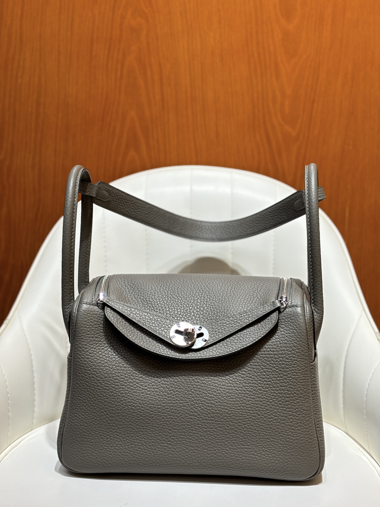 NO:698700,Cumulonimbus gray/silver buckle Lindy 26CM imported TC cowhide, all-steel hardware material, full hand-stitched wax thread detail picture, gold and silver buckle in stock, shipped in seconds, Hermes, hermes, cowhide, Hermes,19860909积雨云灰/银扣 Lindy 26CM 进口TC牛皮 全钢五金材质 全手缝蜡线细节图 金银扣现货秒发,爱马仕,hermes,cowhide,Hermes,,Bag