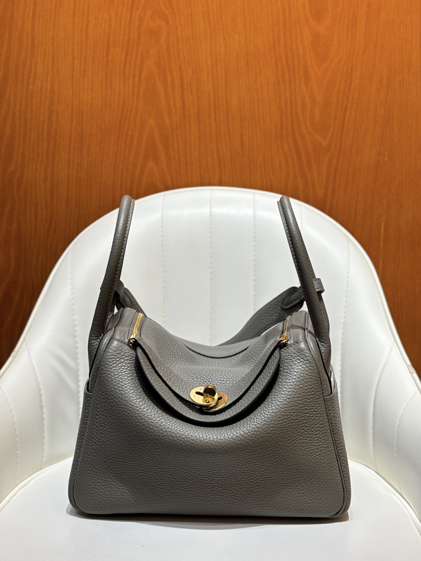 NO:698702,Cumulonimbus gray/gold buckle Lindy 26CM imported TC cowhide, all-steel hardware material, full hand-stitched wax thread detail picture, gold and silver buckle in stock, shipped in seconds, Hermes, hermes, cowhide, Hermes,19860909积雨云灰/金扣 Lindy 26CM 进口TC牛皮 全钢五金材质 全手缝蜡线细节图 金银扣现货秒发,爱马仕,hermes,cowhide,Hermes,,Bag