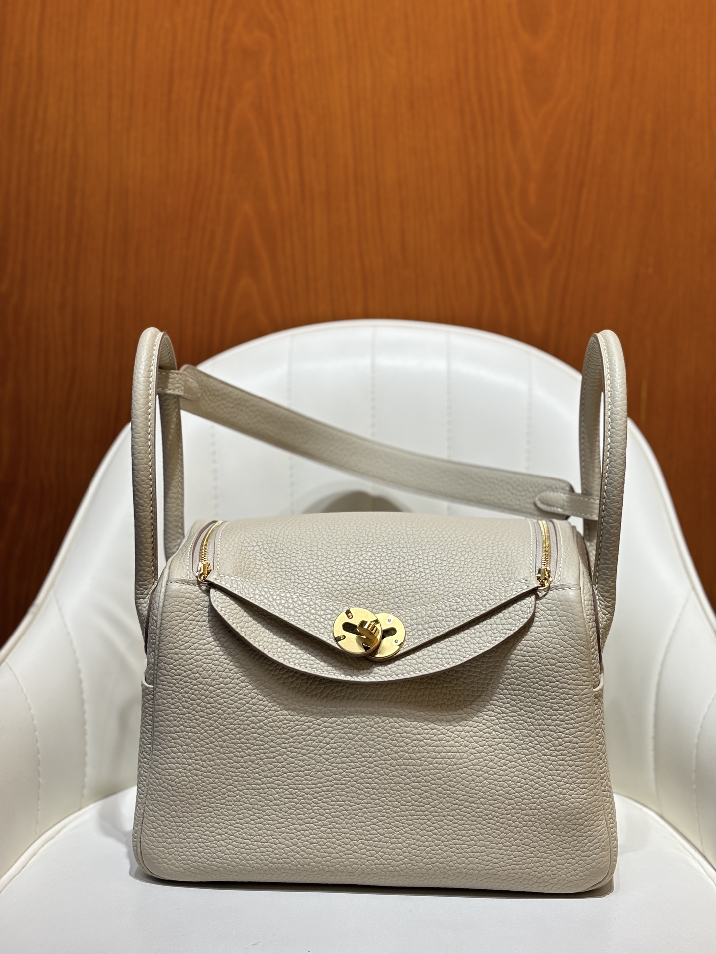 NO:698705,Glacier white/gold buckle Lindy 26CM imported TC cowhide, all-steel hardware material, full hand-stitched wax thread detail picture, gold and silver buckle in stock, shipped in seconds, Hermes, hermes, cowhide, Hermes,19860909冰川白/金扣 Lindy 26CM 进口TC牛皮 全钢五金材质 全手缝蜡线细节图 金银扣现货秒发,爱马仕,hermes,cowhide,Hermes,,Bag
