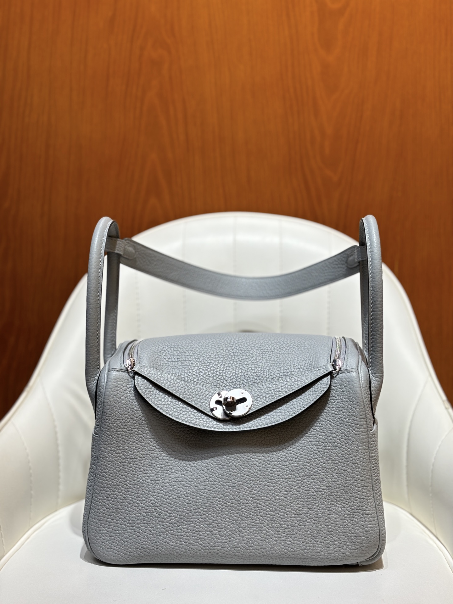 NO:698712,Glacier blue/silver buckle Lindy 26CM imported TC cowhide, all-steel hardware material, full hand-stitched wax thread details, gold and silver buckle in stock, shipped in seconds, Hermes, hermes, cowhide, Hermes,19860909冰川蓝/银扣 Lindy 26CM 进口TC牛皮 全钢五金材质 全手缝蜡线细节图 金银扣现货秒发,爱马仕,hermes,cowhide,Hermes,,Bag