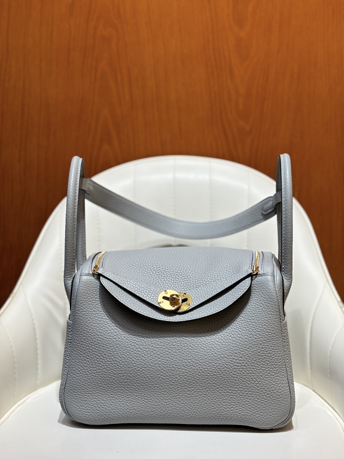 NO:698714,Glacier blue/gold buckle Lindy 26CM imported TC cowhide, all-steel hardware material, full hand-stitched wax thread details, gold and silver buckle in stock, shipped in seconds, Hermes, hermes, cowhide, Hermes,19860909冰川蓝/金扣 Lindy 26CM 进口TC牛皮 全钢五金材质 全手缝蜡线细节图 金银扣现货秒发,爱马仕,hermes,cowhide,Hermes,,Bag