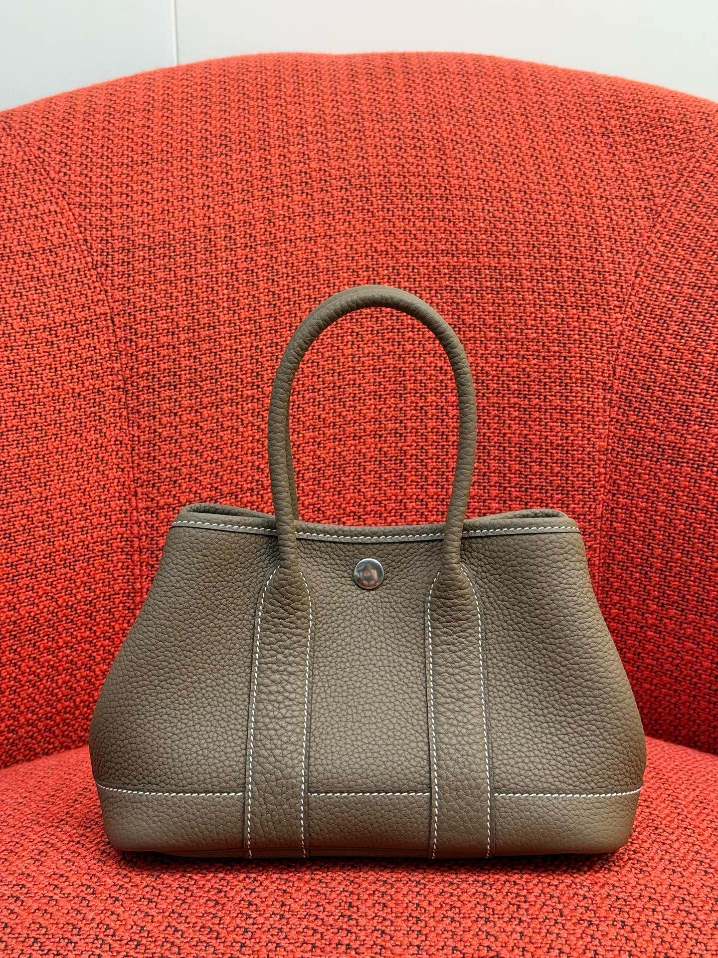 NO:919465,The latest garden bag Neo (mini) garden full leather size 23x16x10 Ntogo leather wax thread matching handmade craftsmanship elephant gray, Hermes, hermes, Hermes,19860909最新款花园包 Neo（mini）garden 全皮款 尺寸23x16x10 Ntogo皮 蜡线对版 手工工艺 大象灰,爱马仕,hermes,Hermes,,Bag