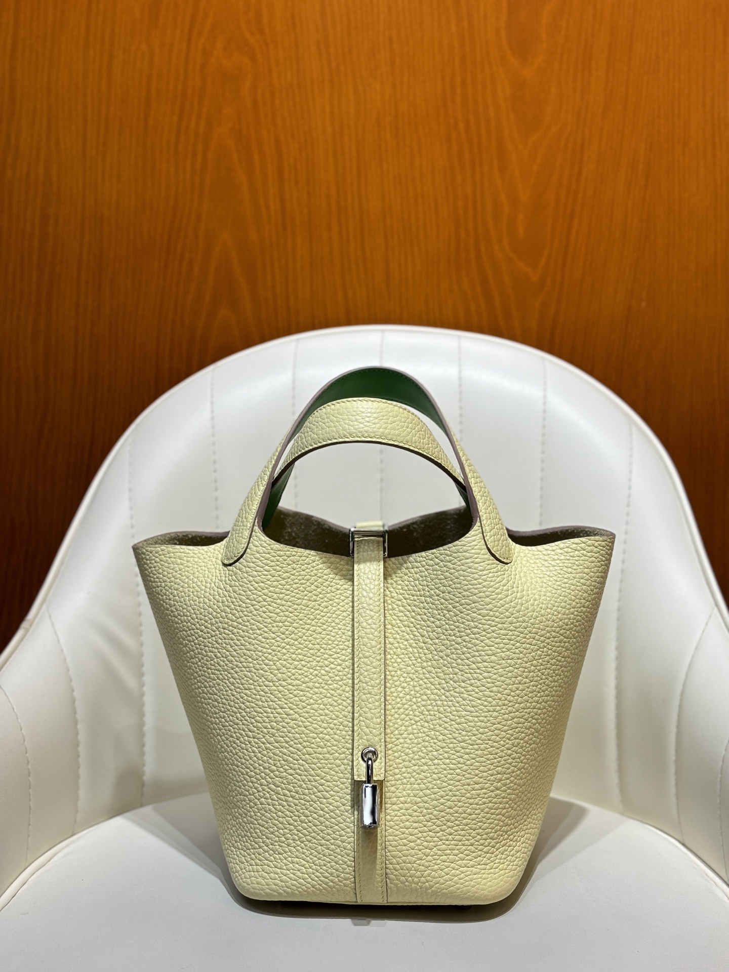 NO:699832,TC Milton yellow and Swift comic green 18CM vegetable basket fully handmade silver buckle in stock TC leather fully handmade full wax thread sewing real shot details, Hermes, hermes, stuart weitzman, Hermes,19860909TC米尔顿黄拼Swift漫画绿 18CM 菜篮子全手工银扣现货TC皮质全手工全蜡线缝制实拍细节图,爱马仕,hermes,stuart weitzman,Hermes,,Bag